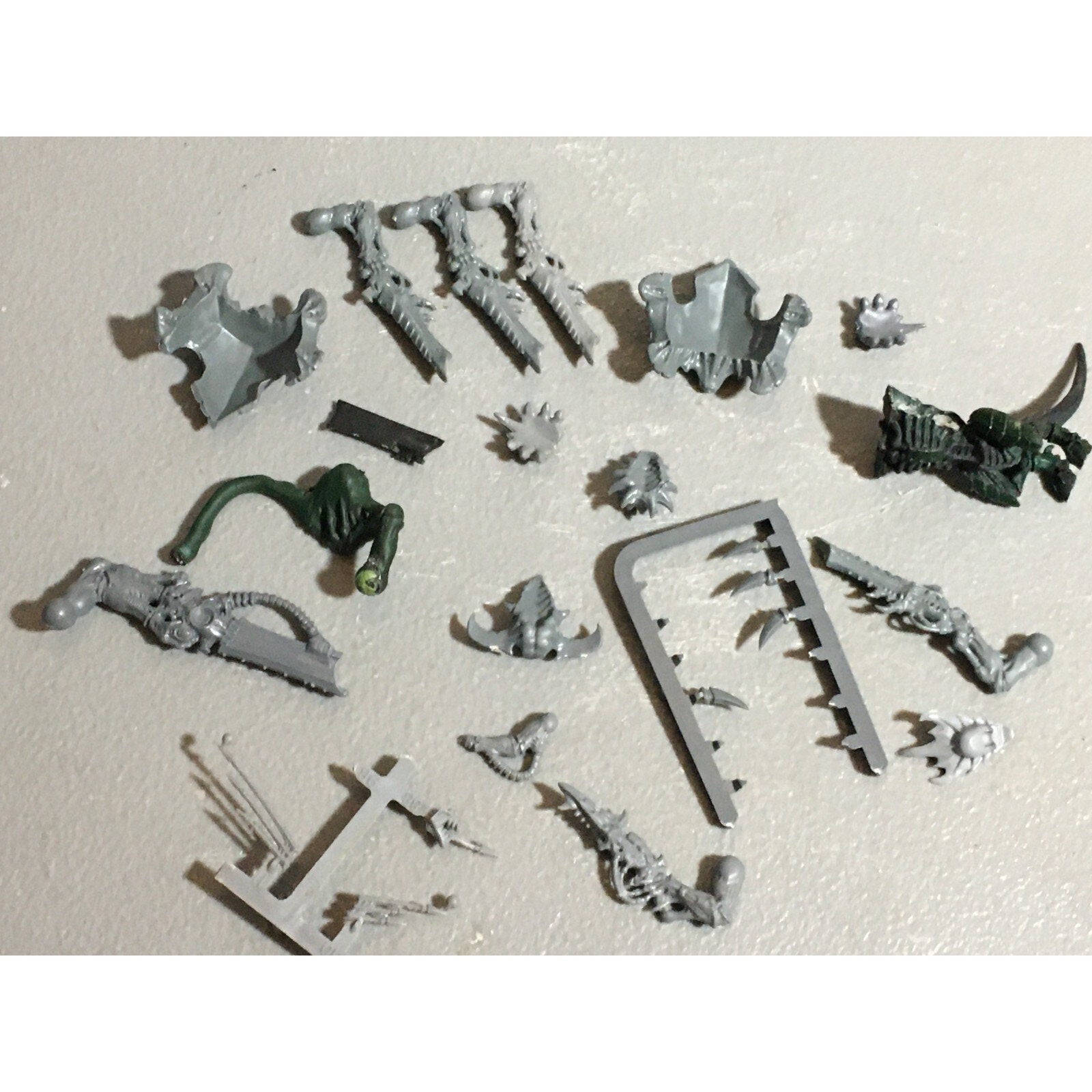 A22319 WARHAMMER 40K TYRANIDS BITS LOT MIXED GAMES WORKSHOP GW