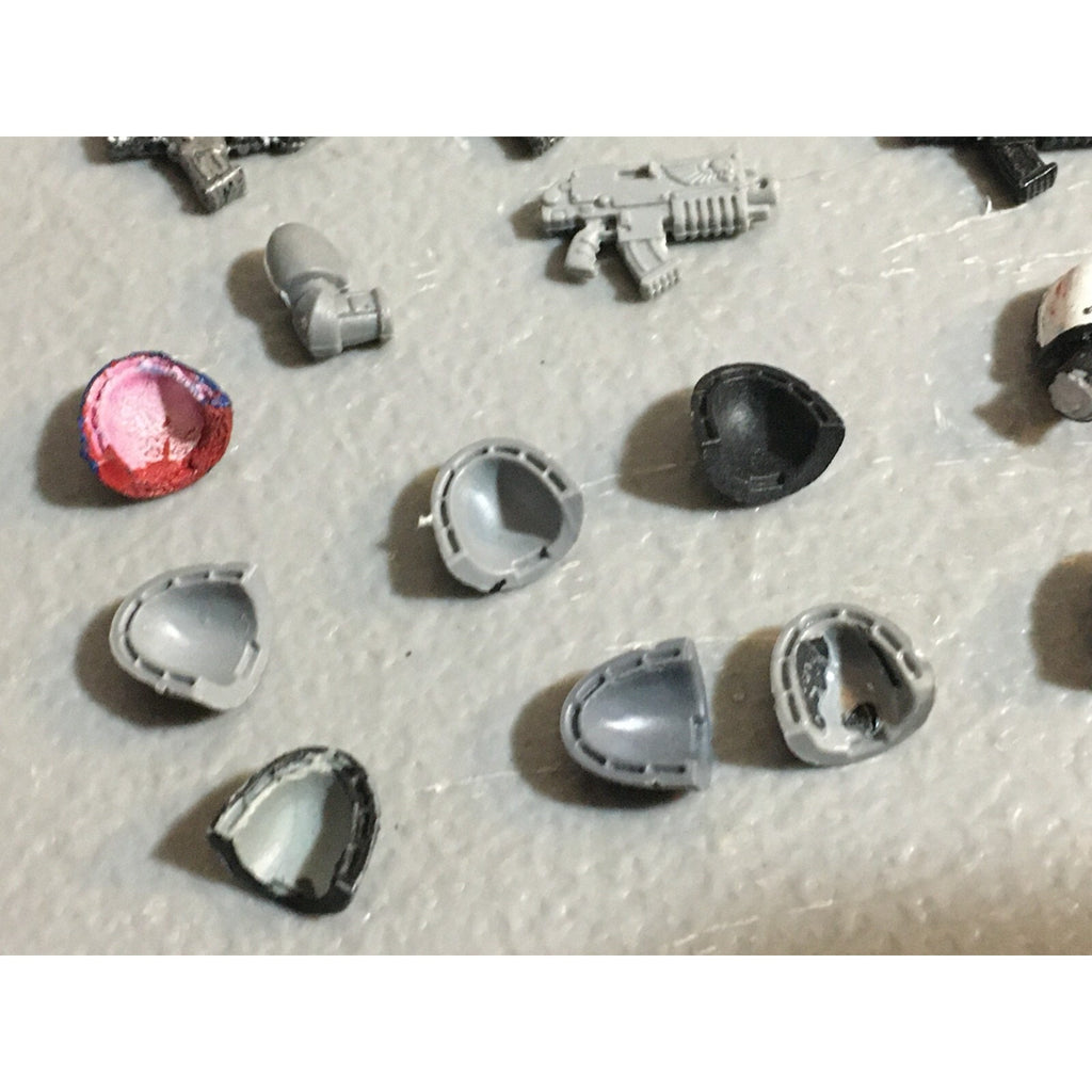 A22998 WARHAMMER 40K SPACE MARINES BITS LOT ARMS BOLTERS SHOULDER PADS GW