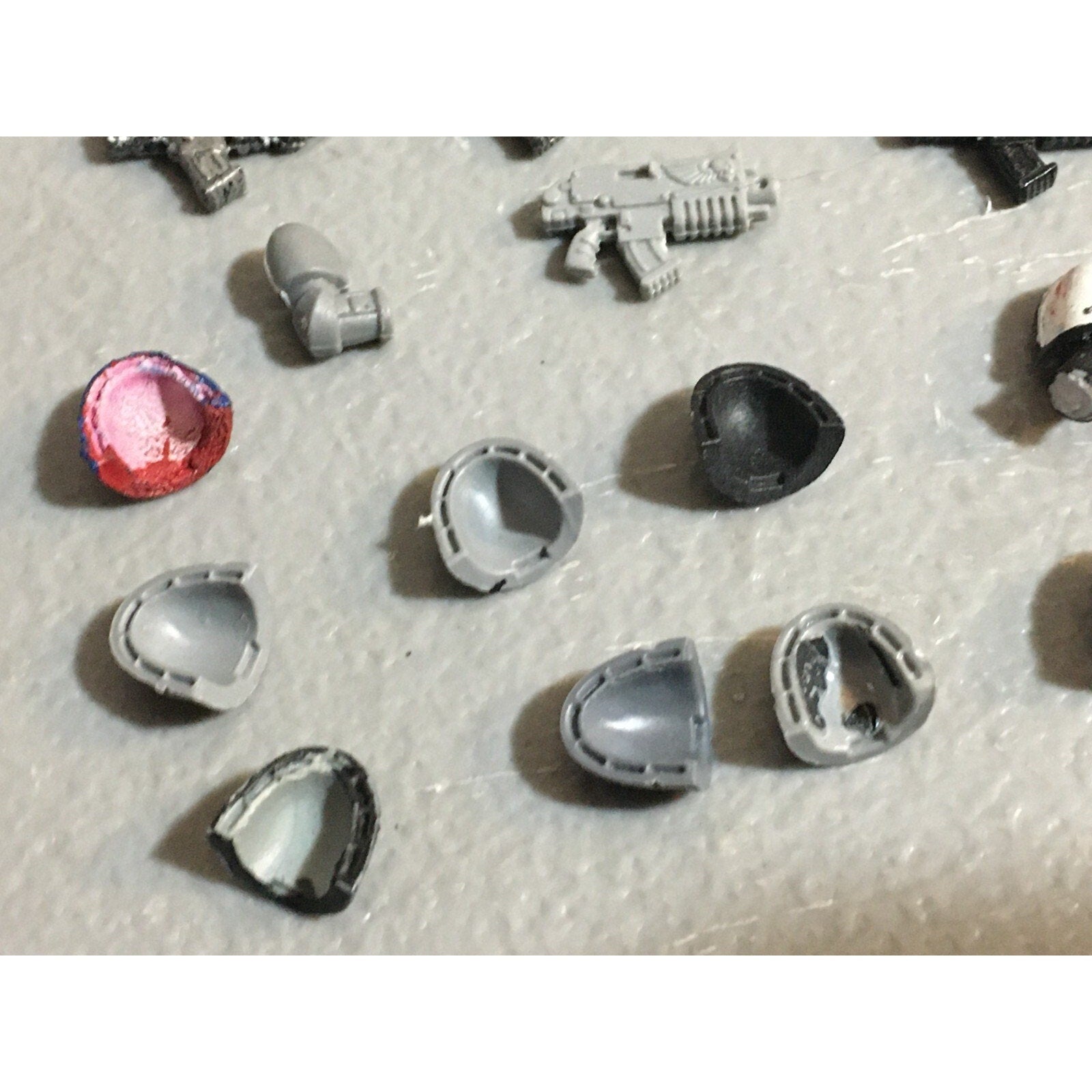 A22998 WARHAMMER 40K SPACE MARINES BITS LOT ARMS BOLTERS SHOULDER PADS GW