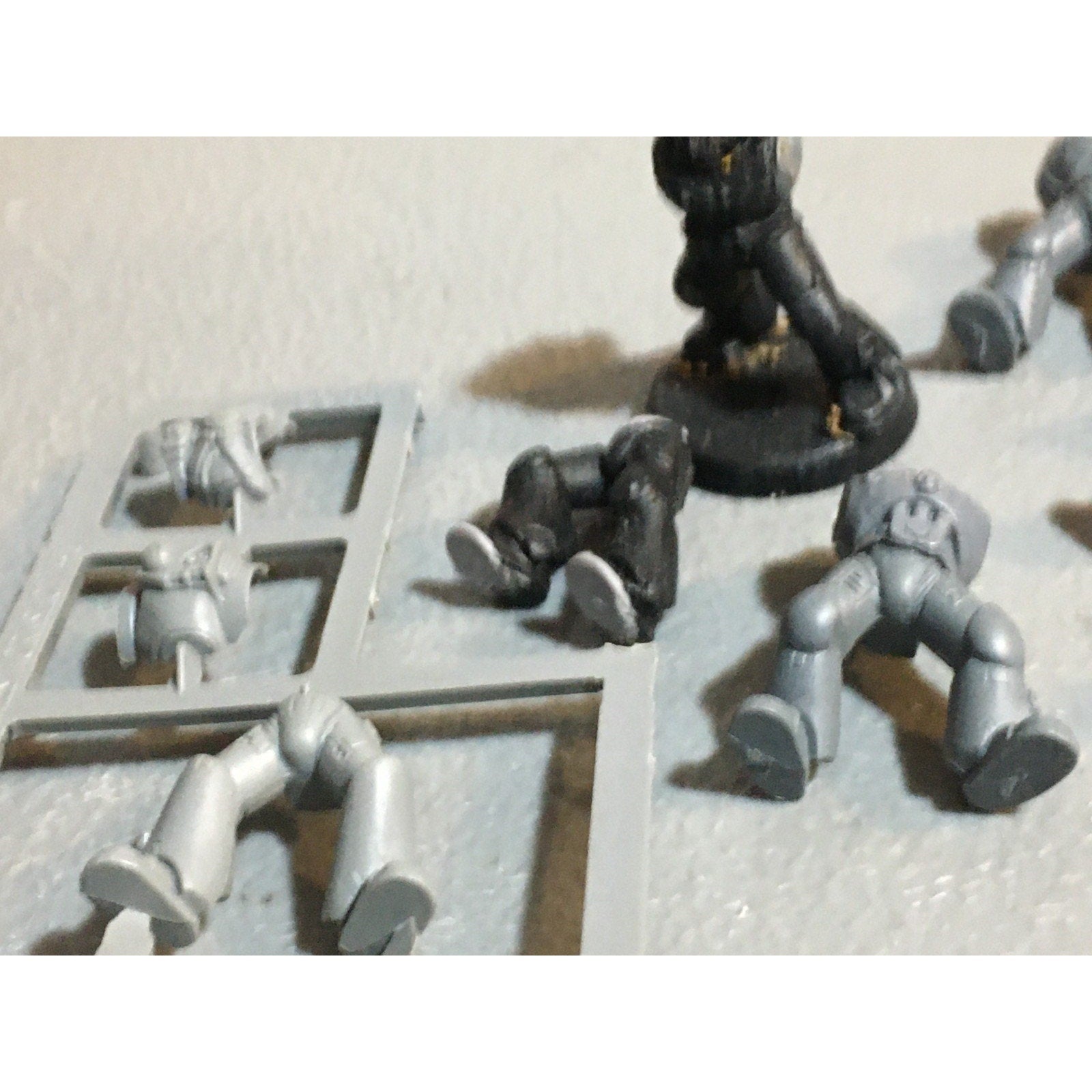 A24527 WARHAMMER 40K SPACE MARINES BITS LOT TORSOS LEGS ARMS GW