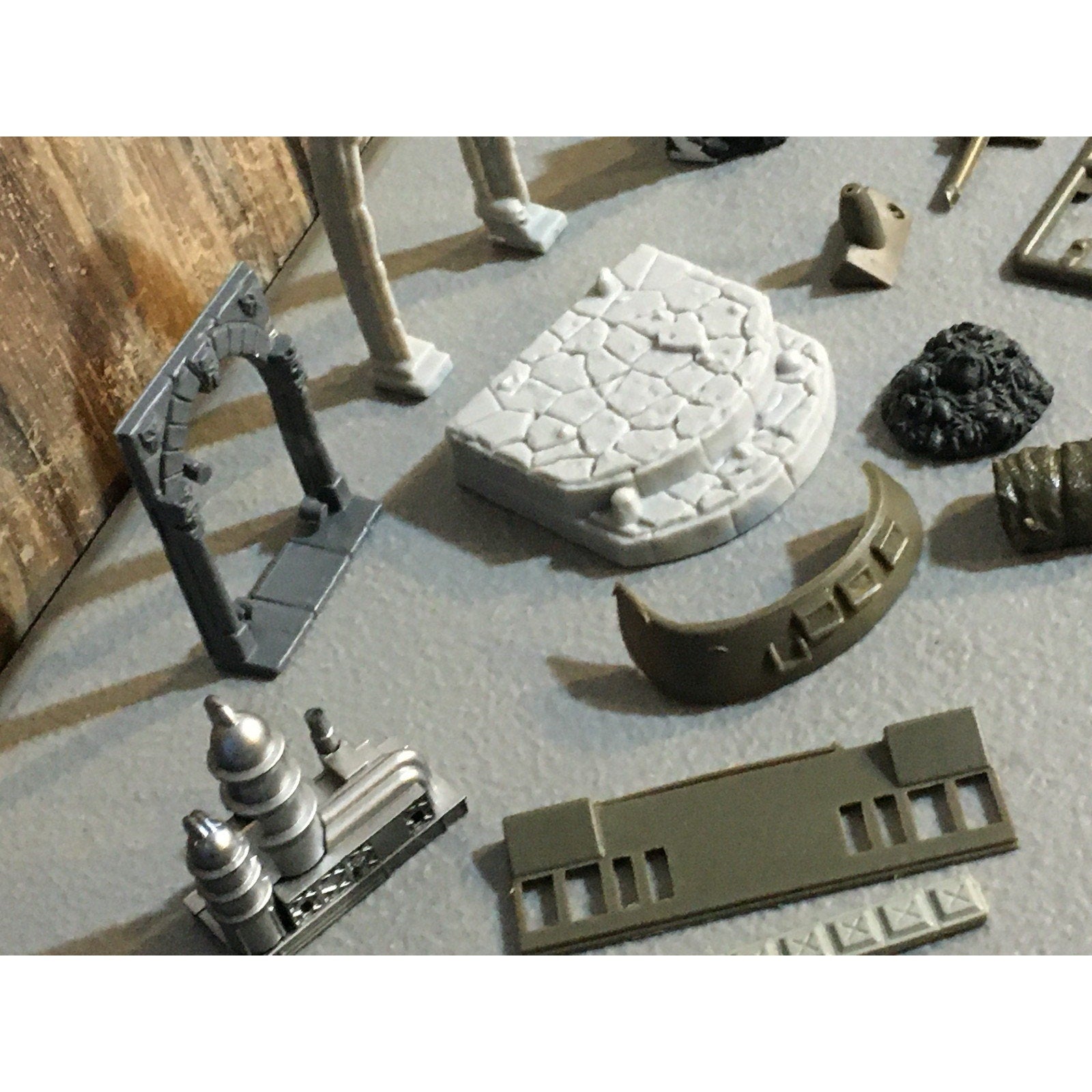 A32572 UNKNOWN MINIATURES PLASTIC MINIATURES LOT TERRAIN ARCH WALL DOORWAY