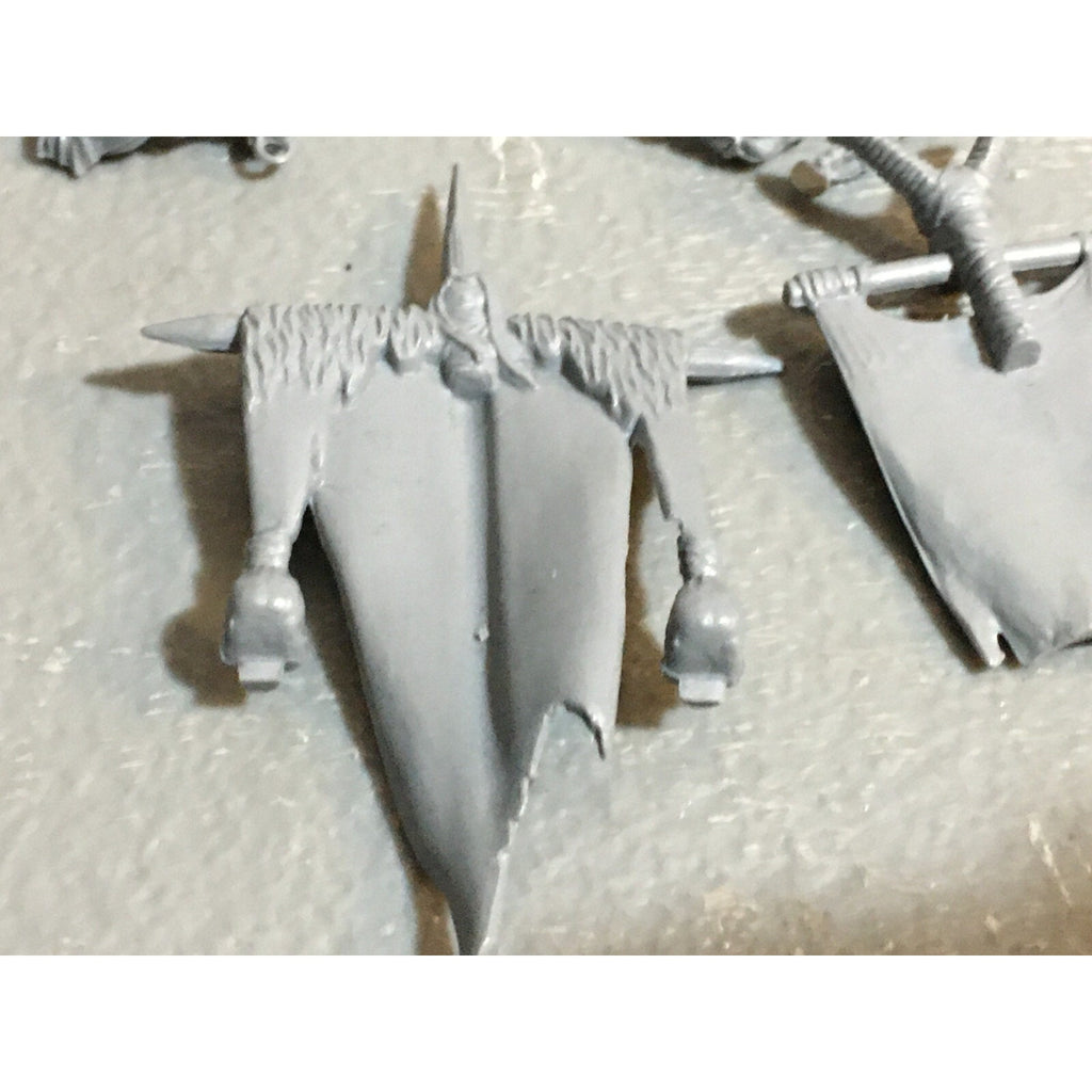 A23123 WARHAMMER FANTASY CHAOS BEASTMEN BITS LOT GORS BANNERS ARMS GW
