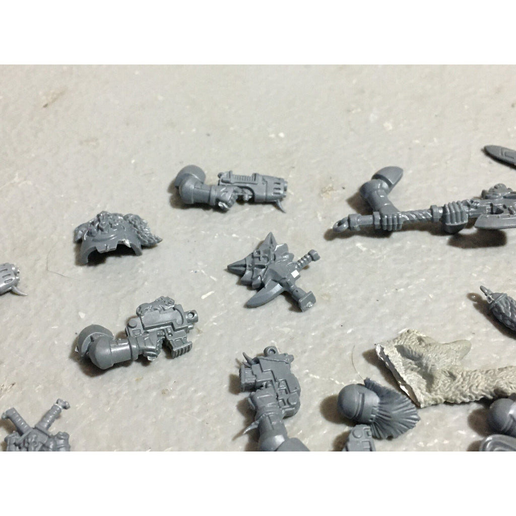 A19581 WARHAMMER 40K SPACE MARINES WOLVES BITS LOT PLASMA PISTOL HEADS KNIVES