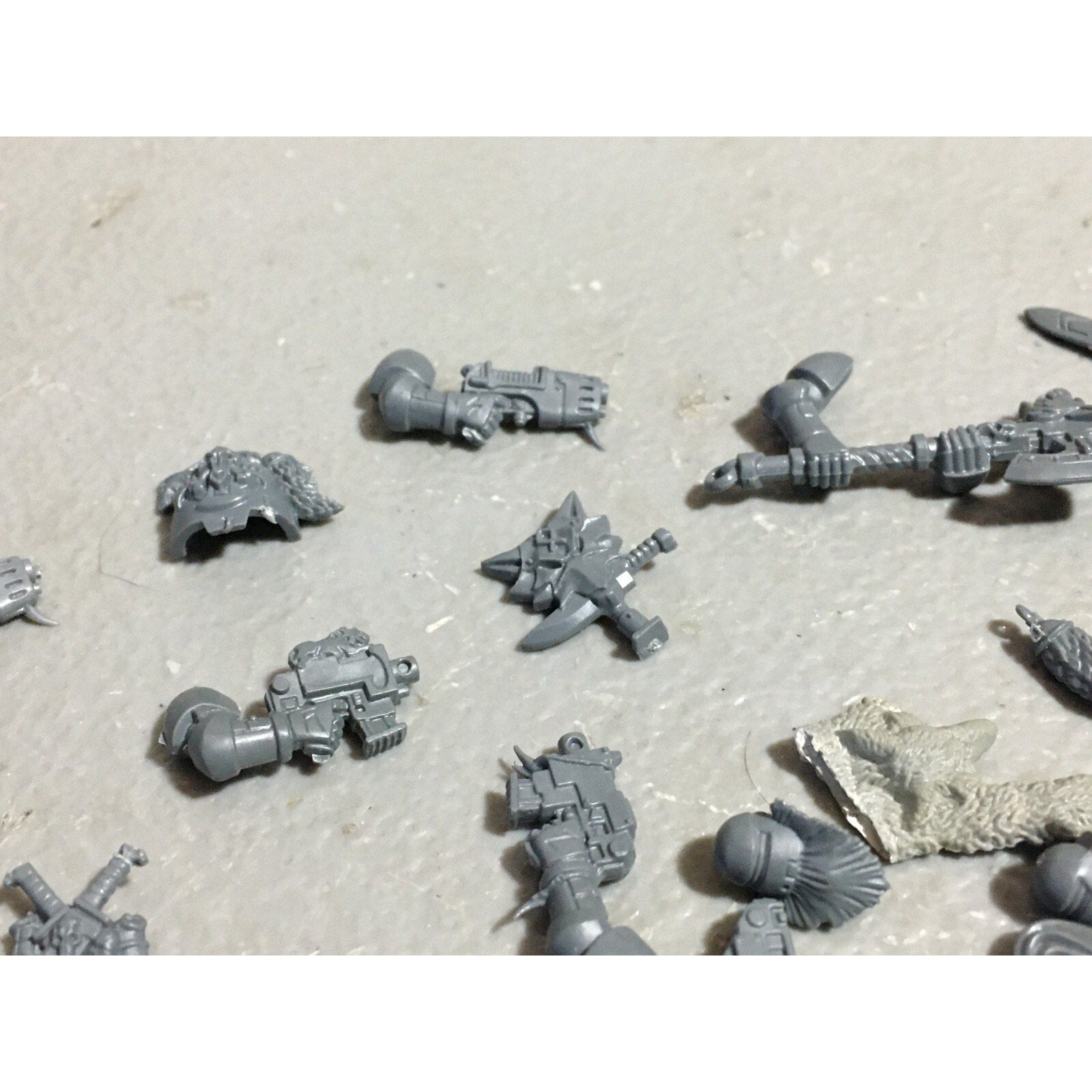 A19581 WARHAMMER 40K SPACE MARINES WOLVES BITS LOT PLASMA PISTOL HEADS KNIVES