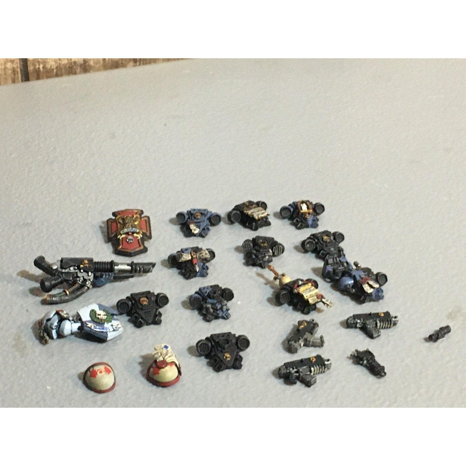 A25109 WARHAMMER 40K SPACE MARINES PAINTED BITS LOT BACKPACKS BOLTERS GW