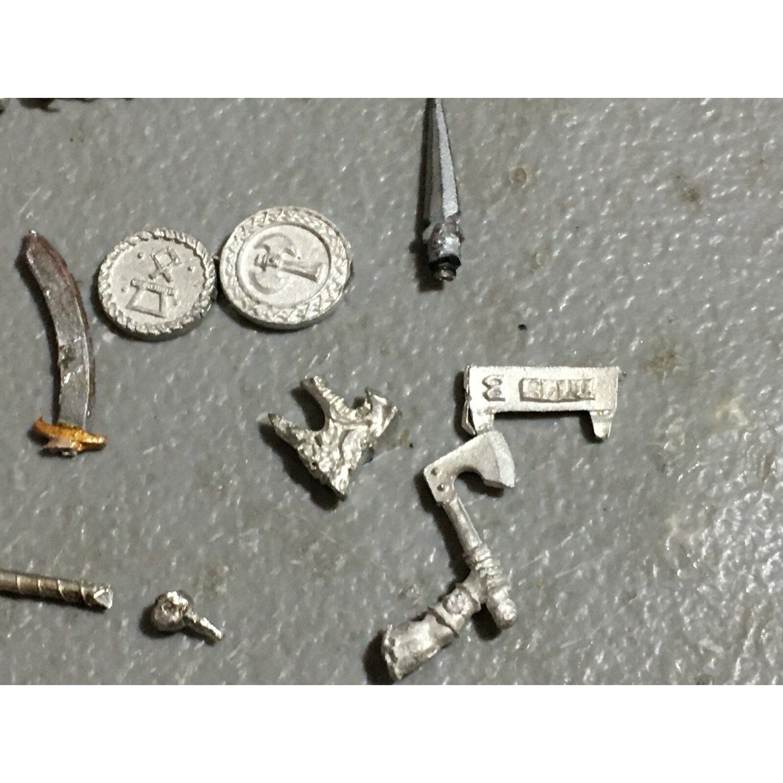 A22408 WARHAMMER FANTASY MIXED METAL BITS LOT HEADS ARMS WEAPONS GW
