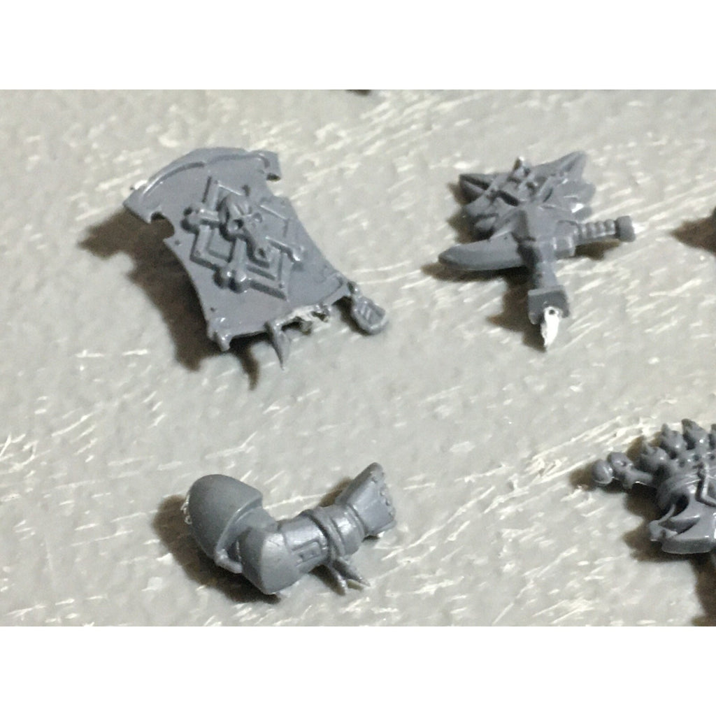 A22560 WARHAMMER 40K SPACE MARINES WOLVES BITS LOT BANNER ACCESSORY SHIELD GW