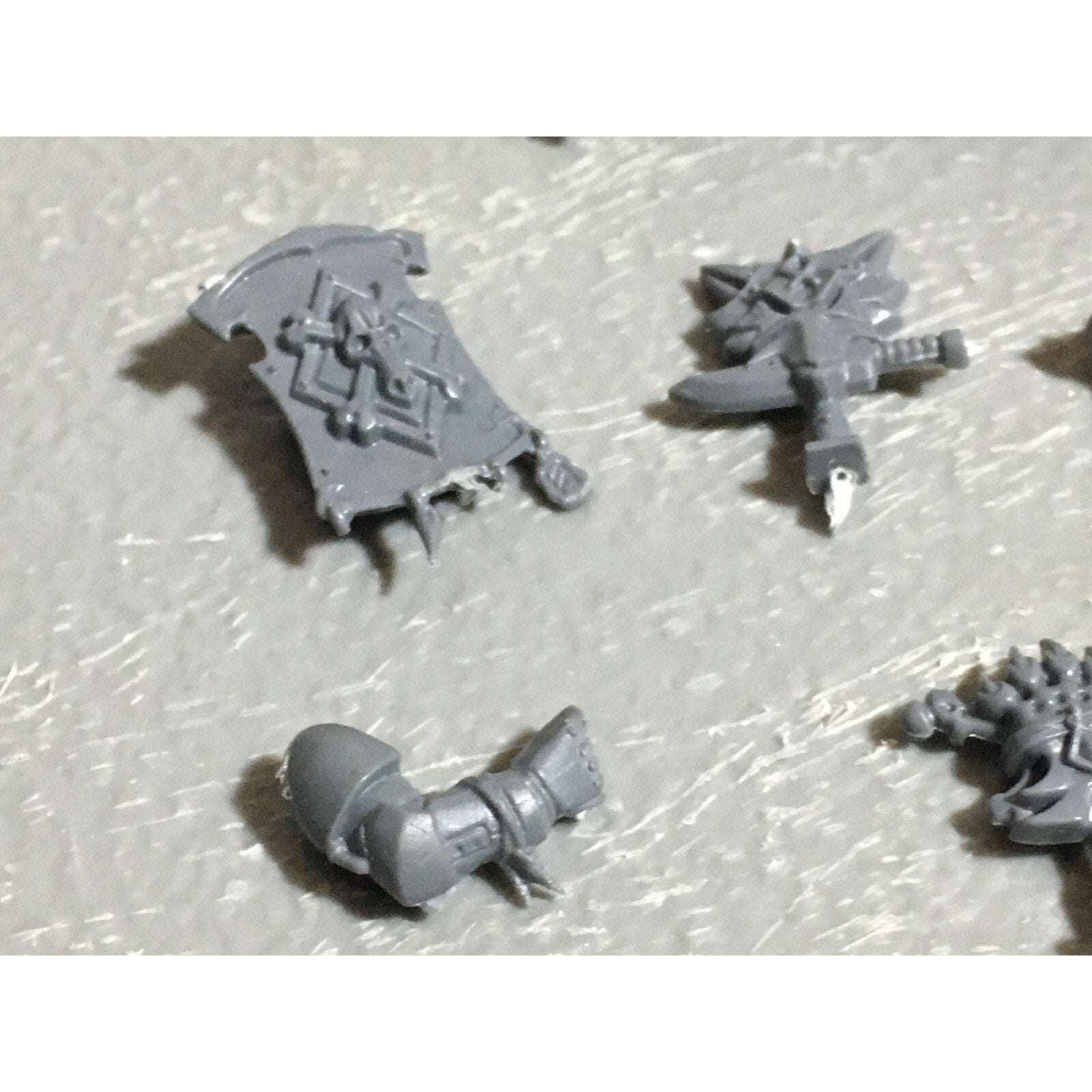 A22560 WARHAMMER 40K SPACE MARINES WOLVES BITS LOT BANNER ACCESSORY SHIELD GW