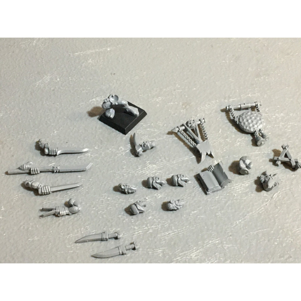 A23447 WARHAMMER FANTASY SKAVEN BITS LOT MIXED CLANRAT PLAGUE MONK RUNNER GW