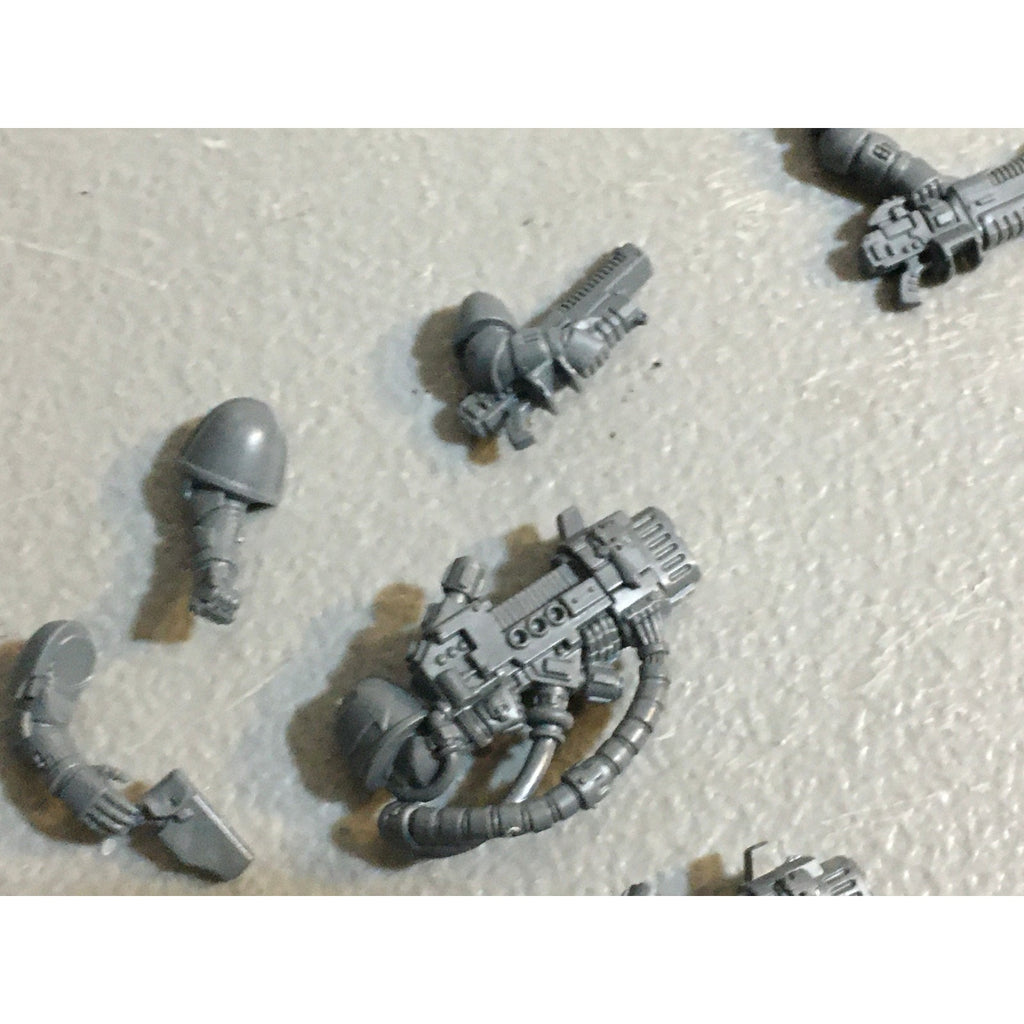 A29392 WARHAMMER 40K SPACE MARINES PRIMARIS BITS LOT ARMS PISTOL HEAVY SWORD GW