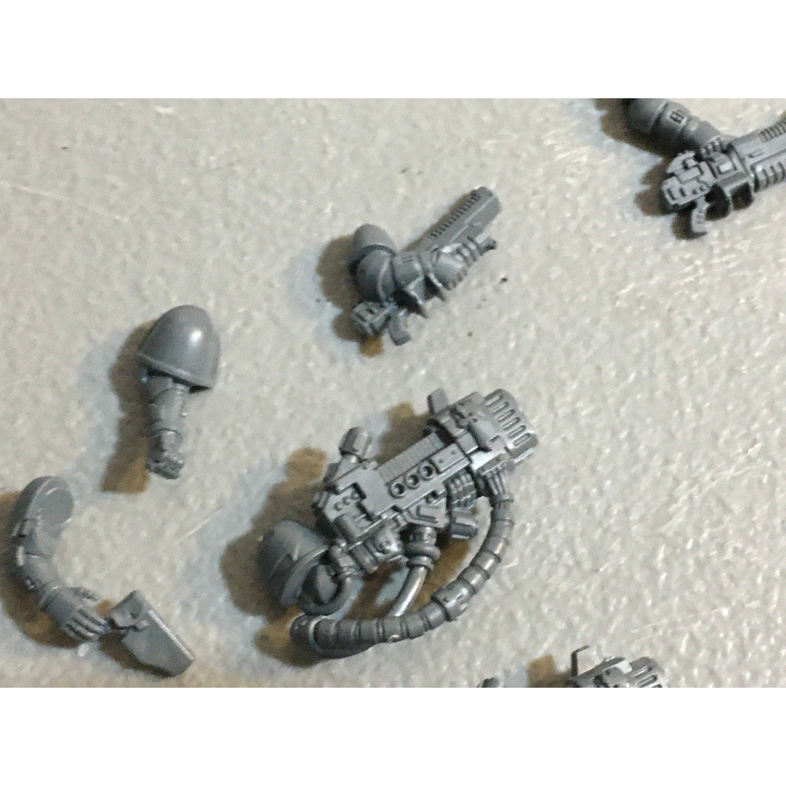 A29392 WARHAMMER 40K SPACE MARINES PRIMARIS BITS LOT ARMS PISTOL HEAVY SWORD GW