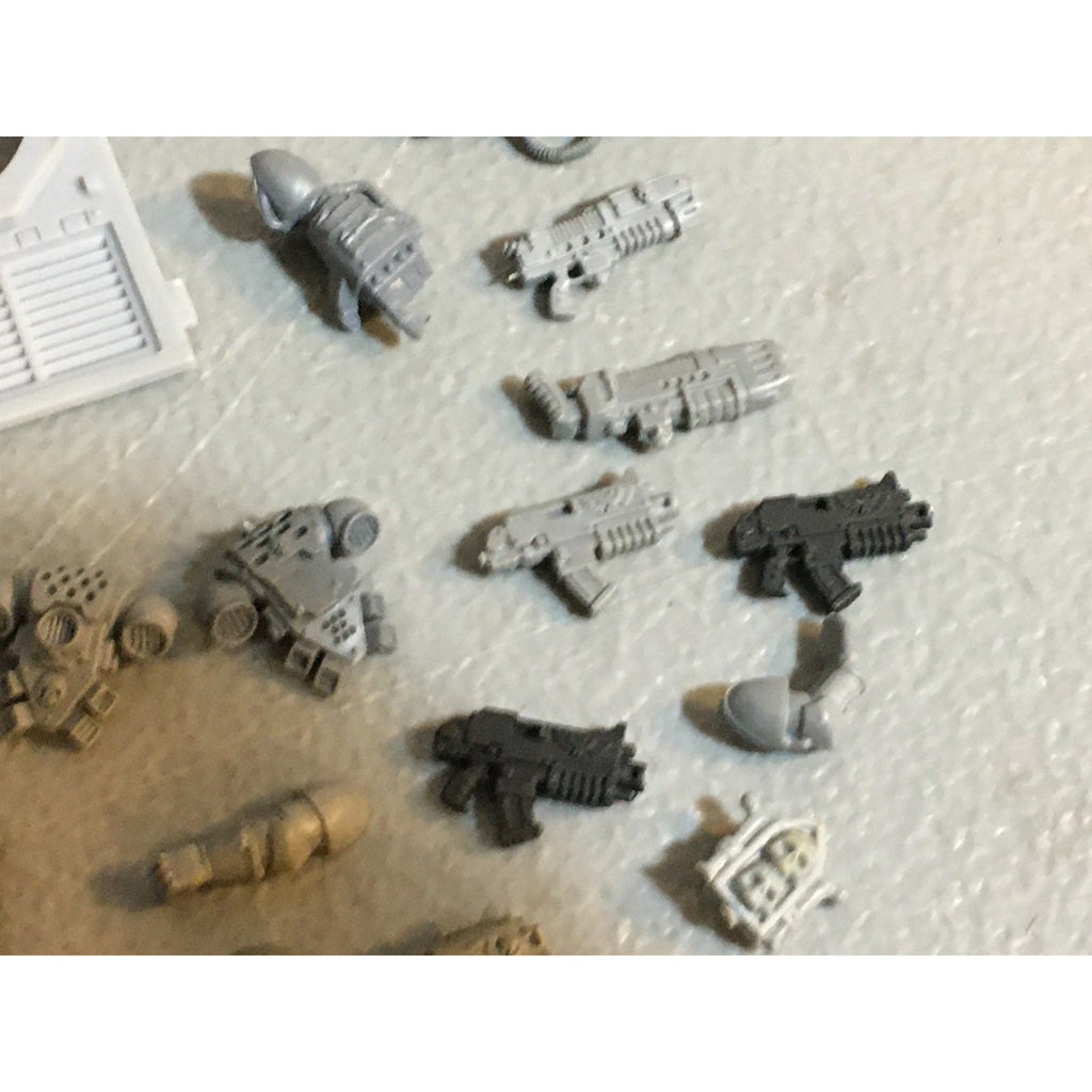 A25111 WARHAMMER 40K SPACE MARINES BITS LOT POWERFIST GUNS BACKPACK GW