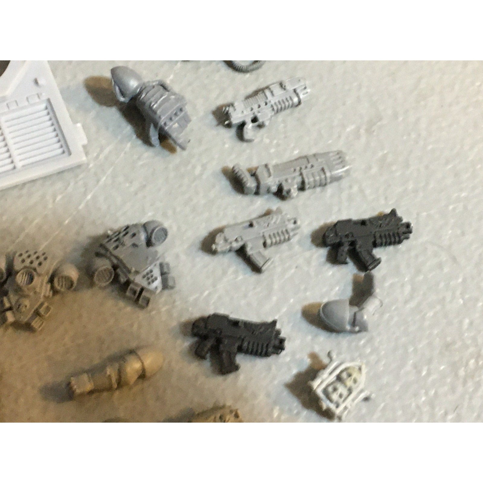 A25111 WARHAMMER 40K SPACE MARINES BITS LOT POWERFIST GUNS BACKPACK GW