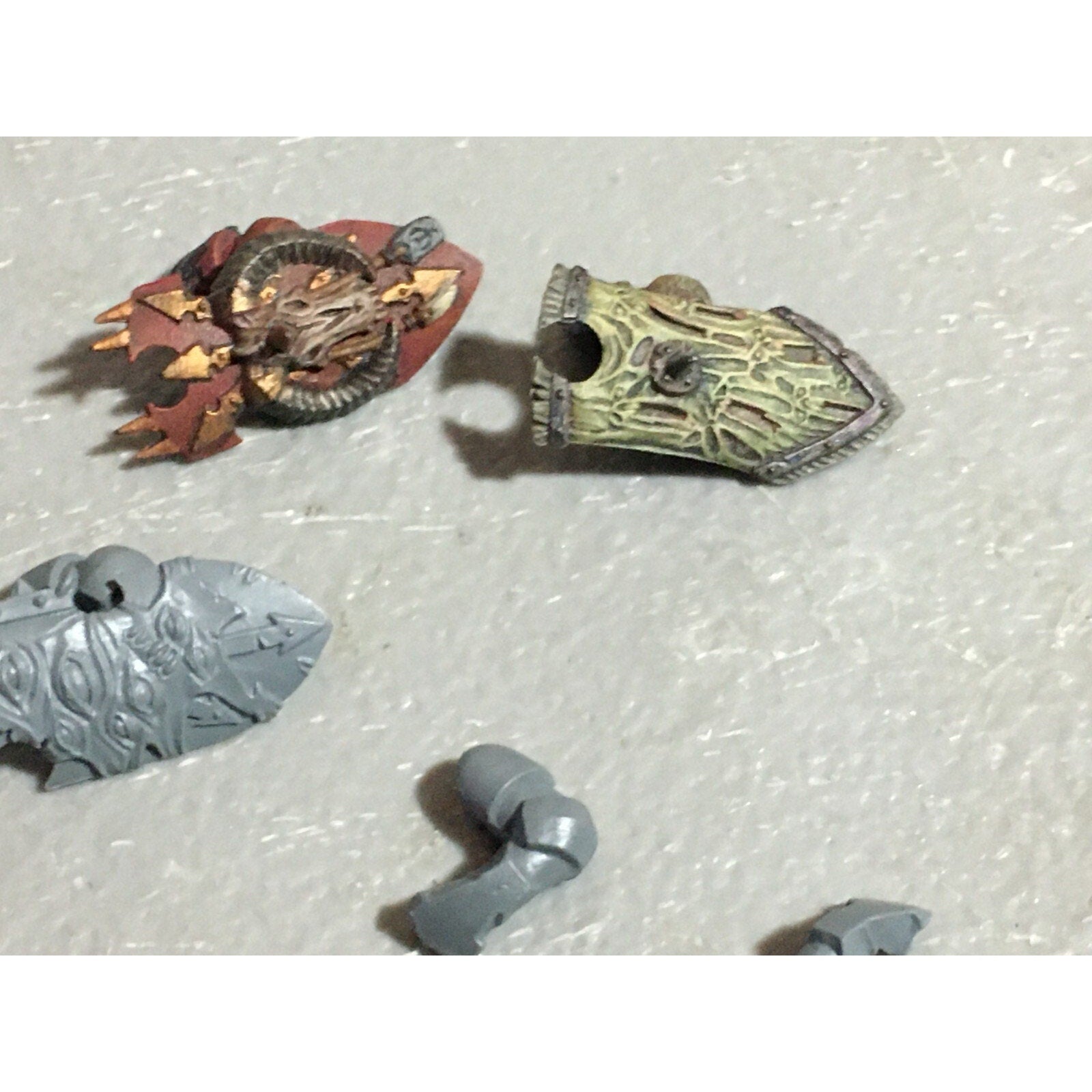 A22244 WARHAMMER FANTASY CHAOS MORTALS BITS LOT KNIGHTS SHIELDS GW