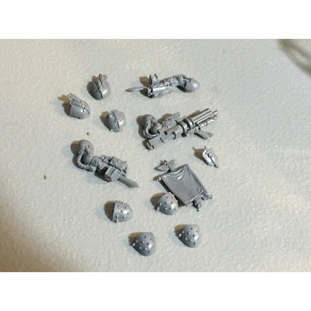 A25041 WARHAMMER 40K SPACE MARINES DARK ANGELS BITS LOT ICONS PISTOLS ARMS GW