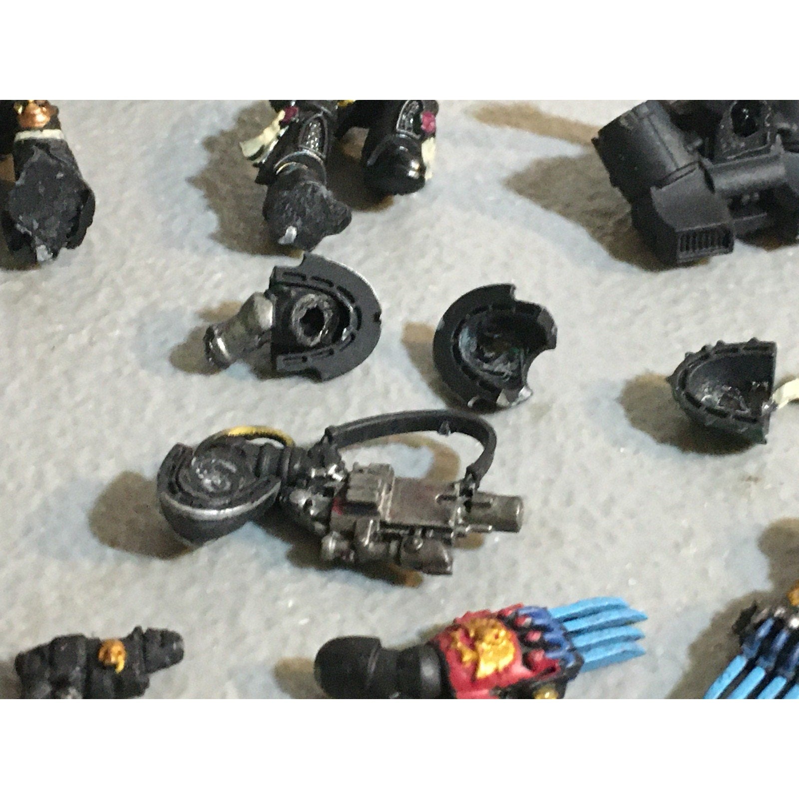 A33581 WARHAMMER 40K SPACE MARINES BITS LOT JUMP LEGS CHEST ARMS GW