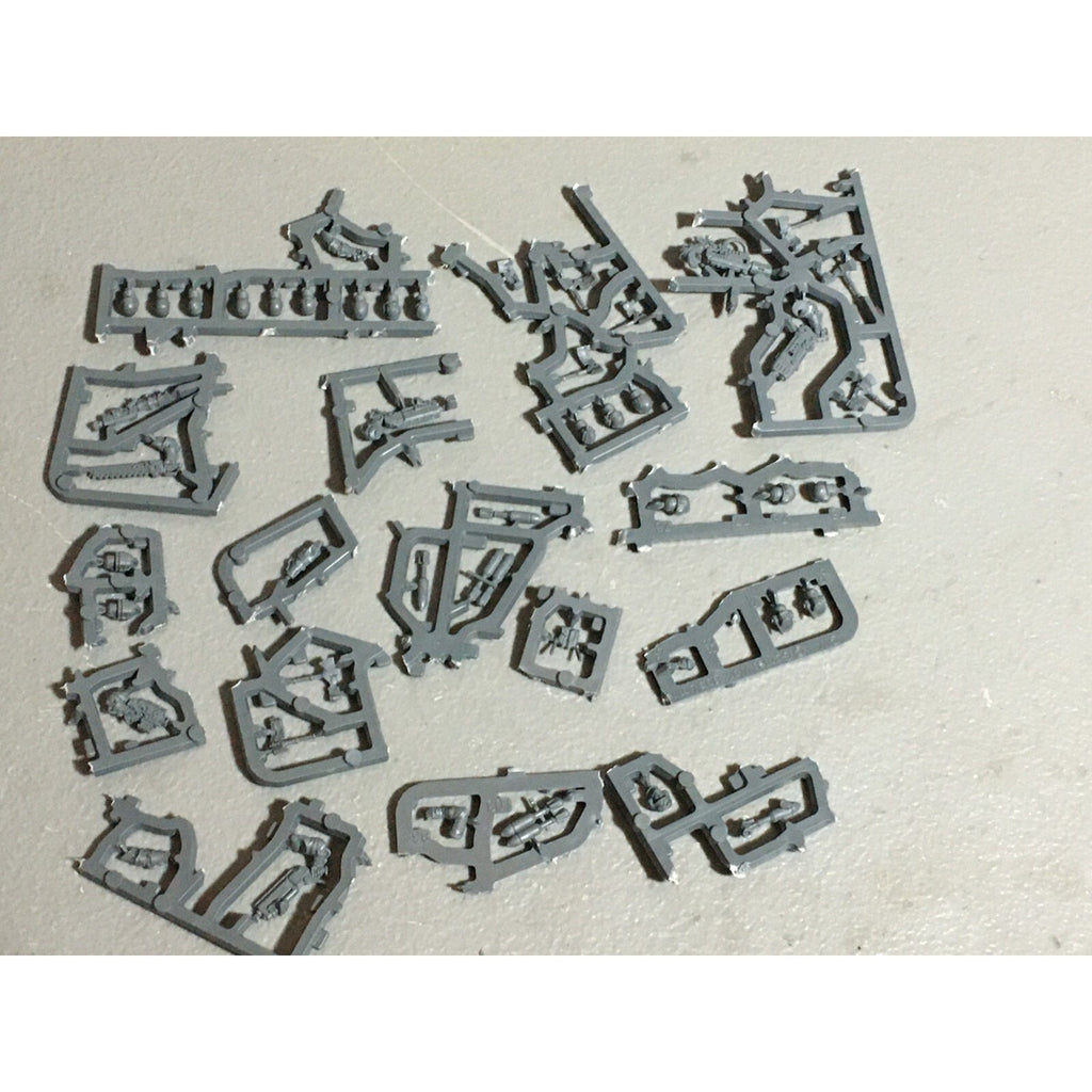 A20992 WARHAMMER 40K ASTRA IMPERIAL GUARD BITS ON SPRUE LOT SCIONS HEADS ACCESSO