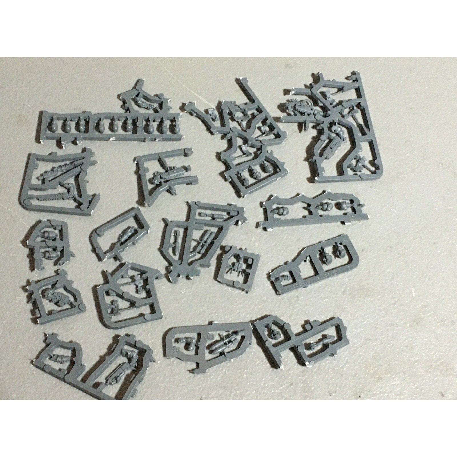 A20992 WARHAMMER 40K ASTRA IMPERIAL GUARD BITS ON SPRUE LOT SCIONS HEADS ACCESSO