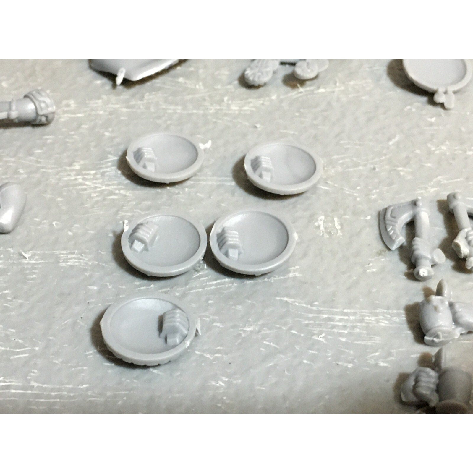A23403 WARHAMMER FANTASY DWARFS BITS LOT WARRIORS MIXED SHIELD BANNER ARM HAND