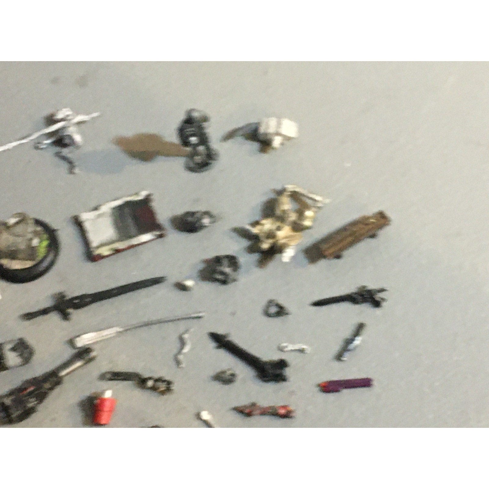 A32591 UNKNOWN MINIATURES METAL BITS LOT SWORD WEAPONS BANNER BENCH
