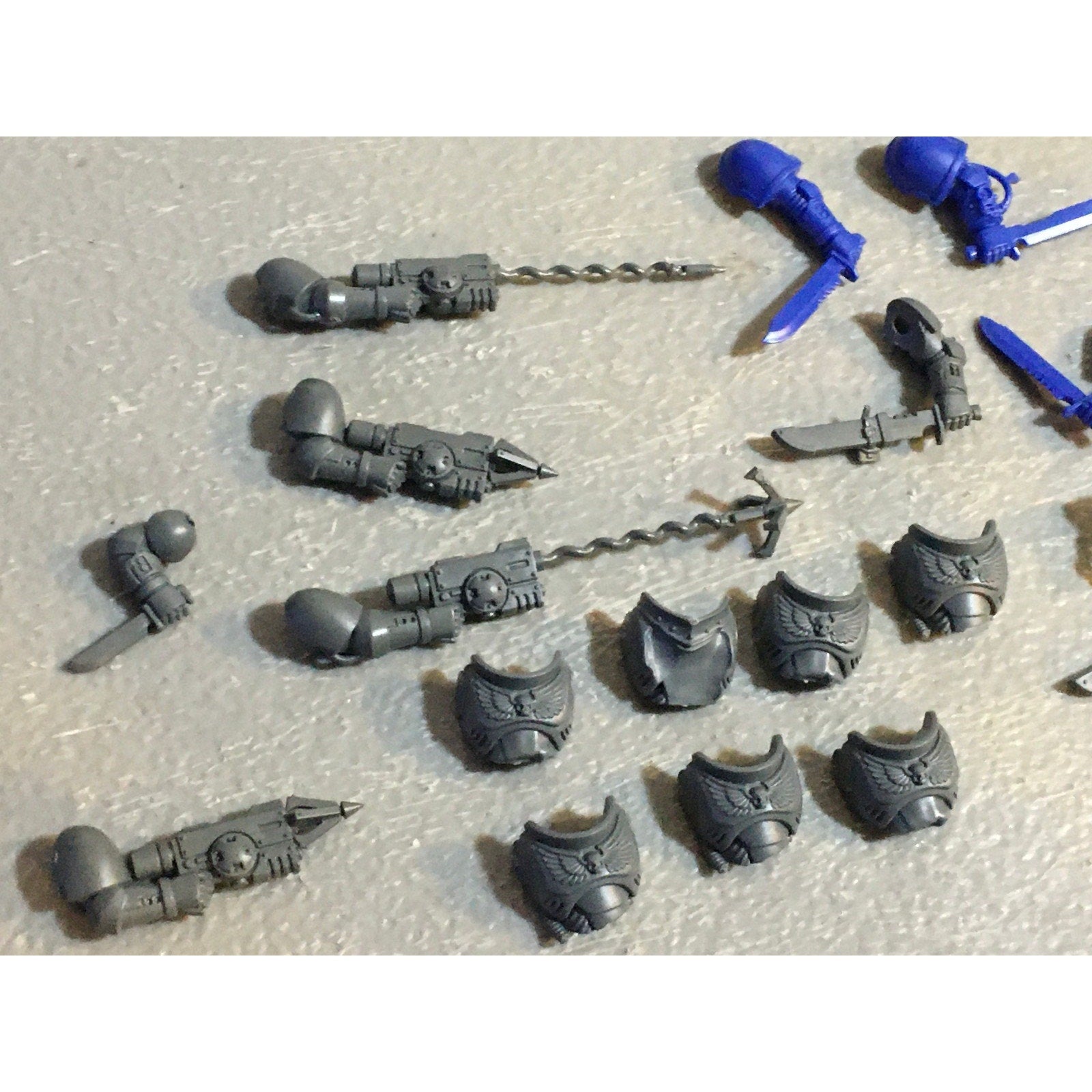 A29414 WARHAMMER 40K SPACE MARINES PRIMARIS BITS LOT TORSO FRONTS REIVER ARMS GW