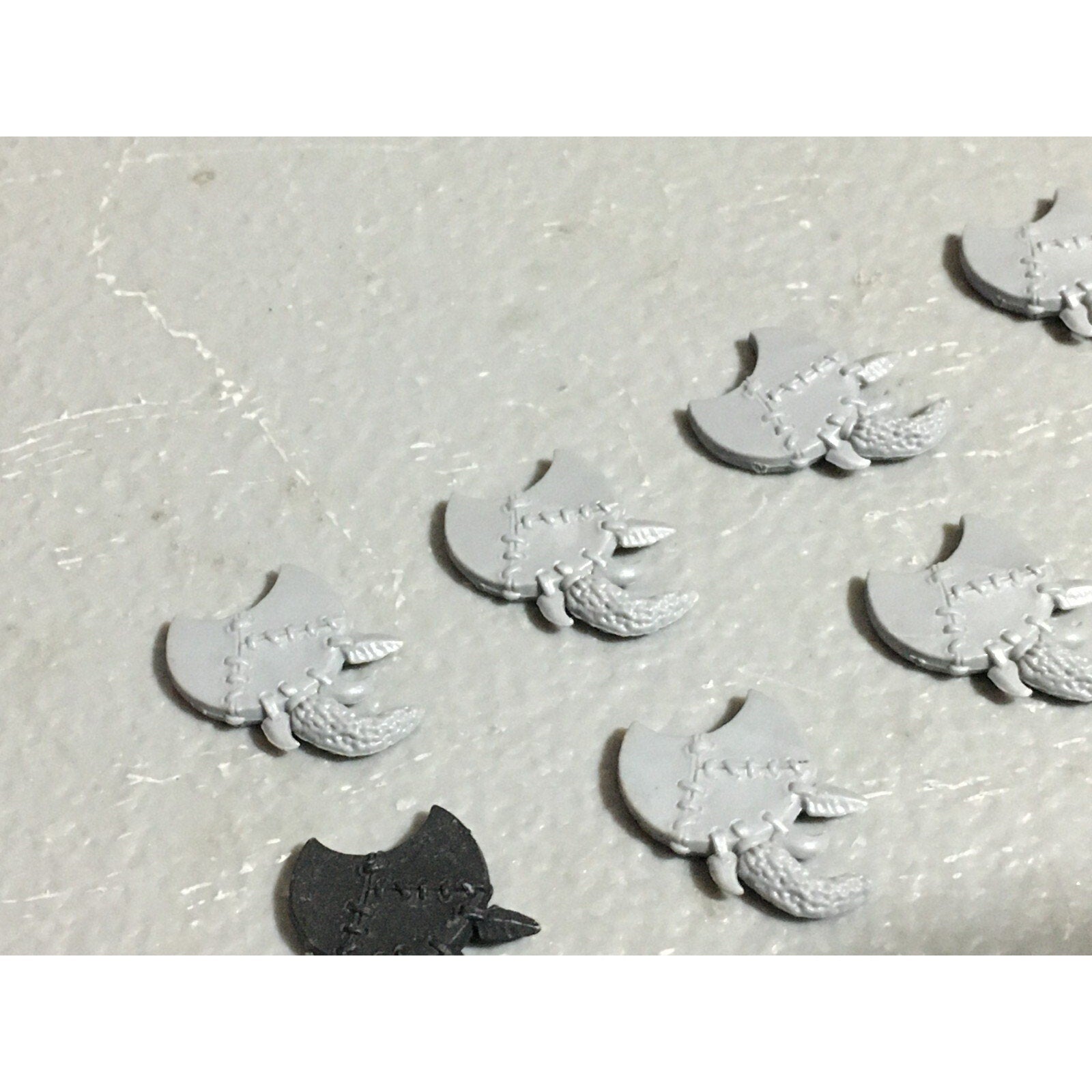 A22625 WARHAMMER FANTASY ORCS & GOBLINS BITS LOT GOBLIN SHIELD GAMES WORKSHOP GW