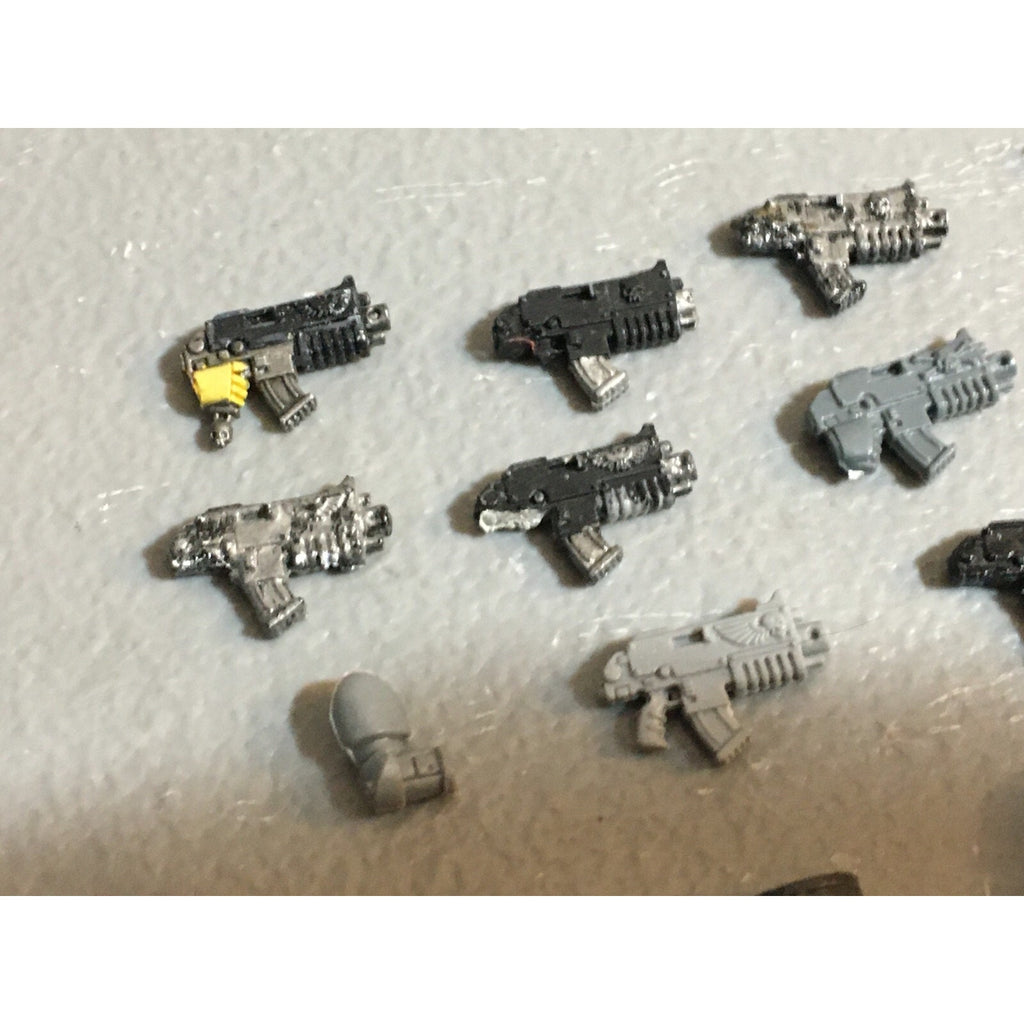 A22998 WARHAMMER 40K SPACE MARINES BITS LOT ARMS BOLTERS SHOULDER PADS GW