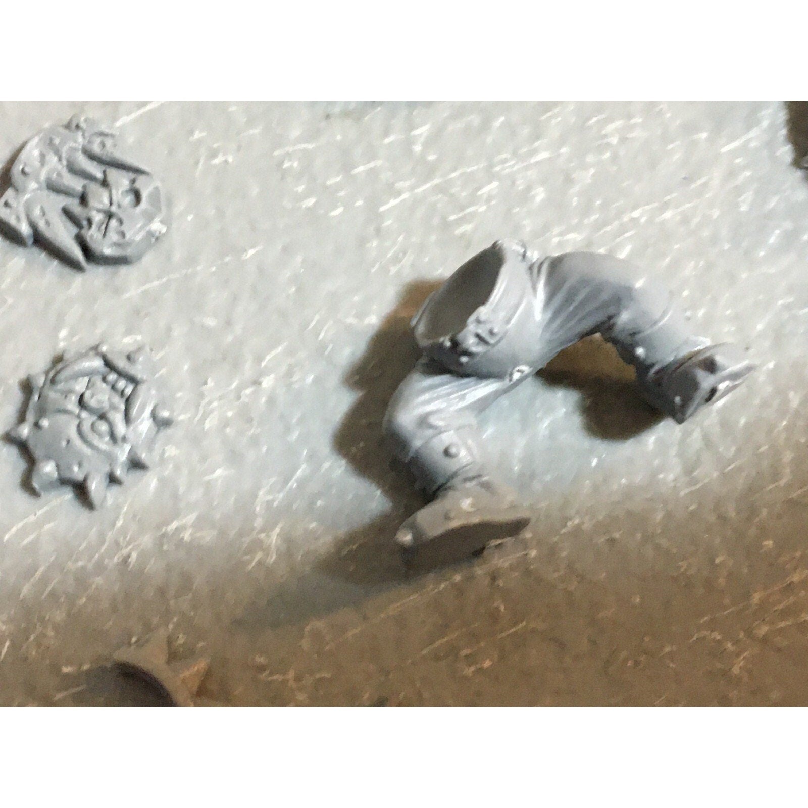 A23397 WARHAMMER FANTASY ORCS & GOBLINS BITS LOT ORC TORSOS LEGS ICONS GW