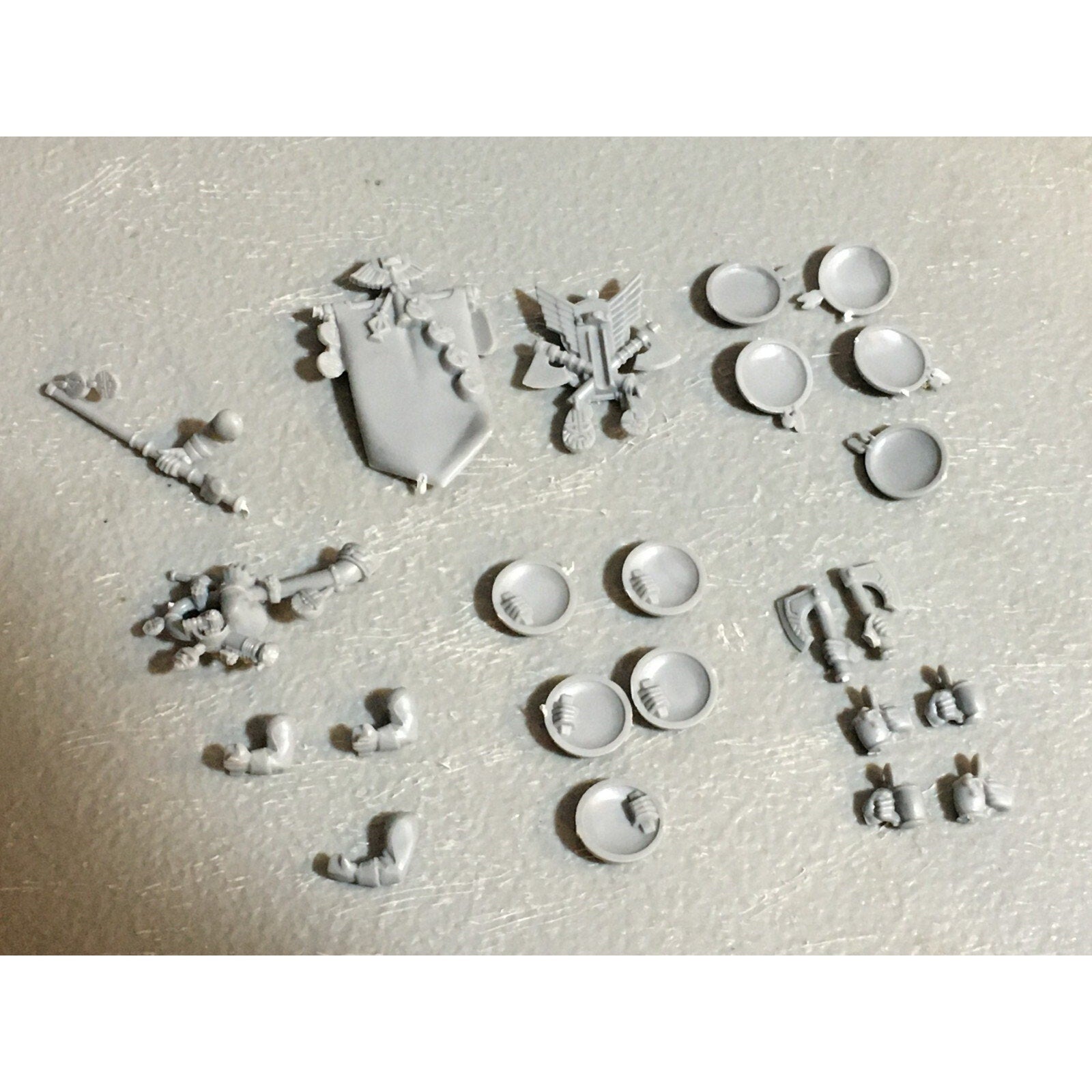 A23403 WARHAMMER FANTASY DWARFS BITS LOT WARRIORS MIXED SHIELD BANNER ARM HAND