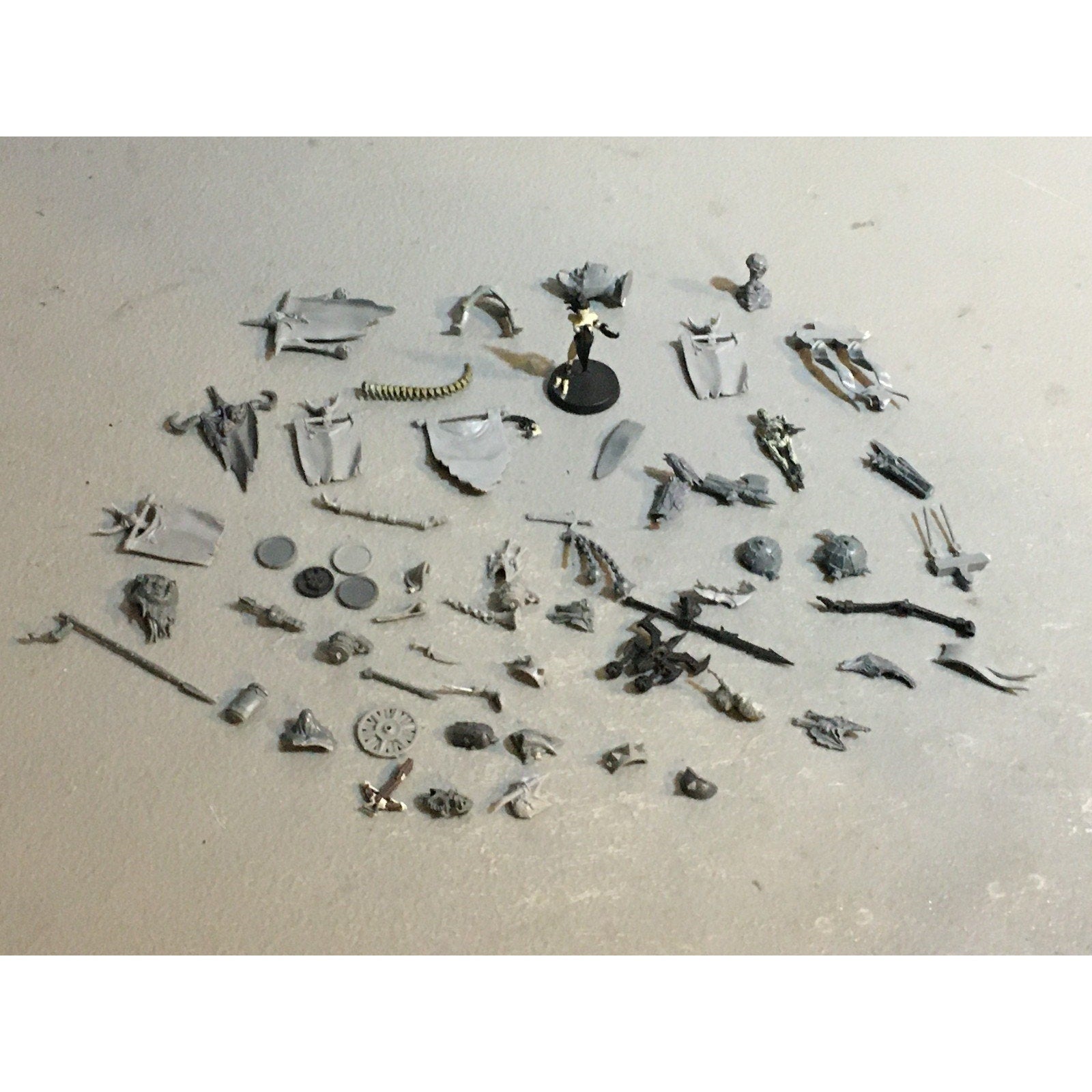 A29619 WARHAMMER FANTASY AOS MIXED BITS LOT BANNER SHIELD CLOAK GW