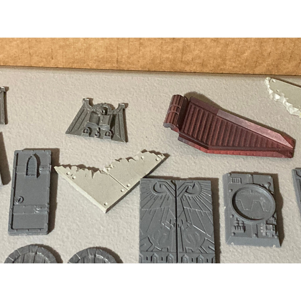 A19165 WARHAMMER 40K LARGE TERRAIN BITS LOT DOORS DROP POD SPACE MARINES TANK