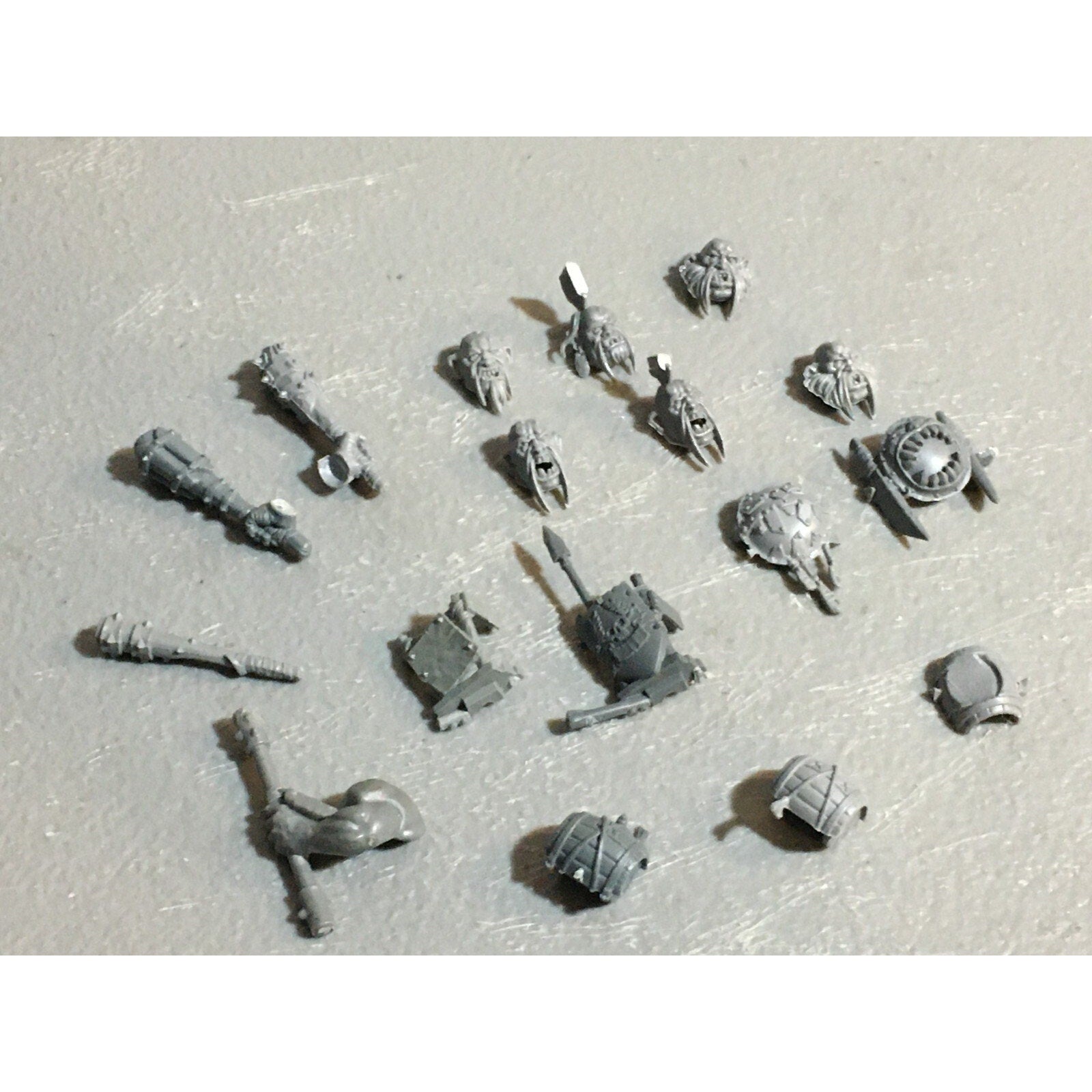 A23432 WARHAMMER FANTASY OGRE KINGDOMS BITS LOT MIXED HEADS PLATES GW
