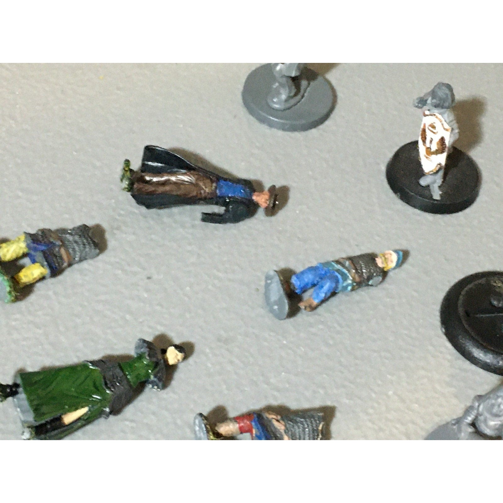 A32503 UNKNOWN PLASTIC MINIATURES MISS BASES HUMAN WARRIOR SOLDIER