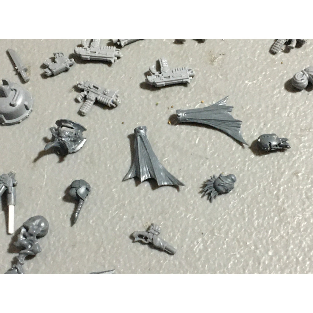 A22418 WARHAMMER 40K MIXED BITS LOT BOLTERS HEADS ARMS GAMES WORKSHOP GW