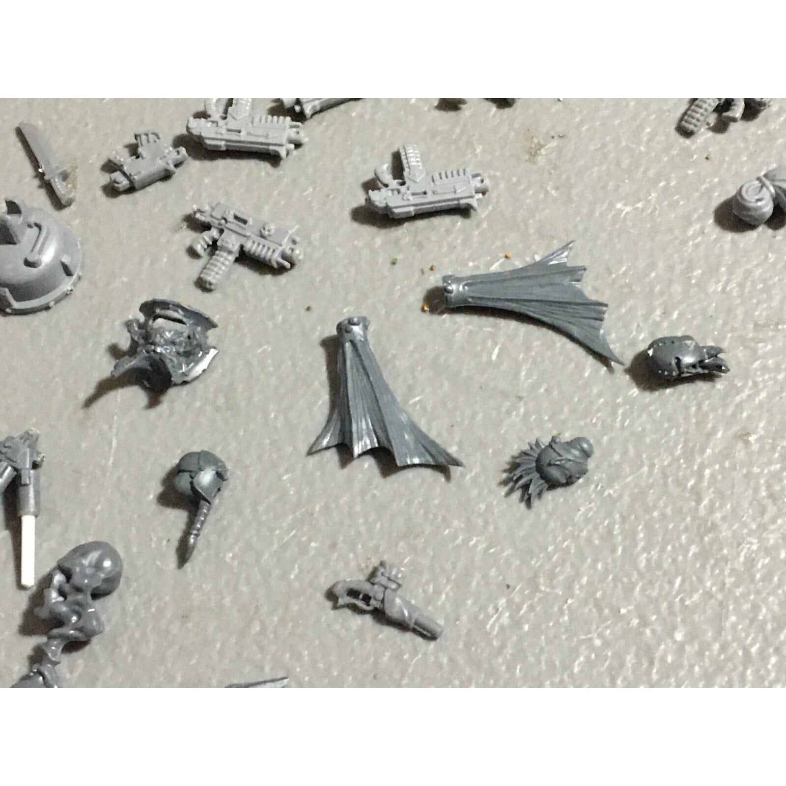 A22418 WARHAMMER 40K MIXED BITS LOT BOLTERS HEADS ARMS GAMES WORKSHOP GW