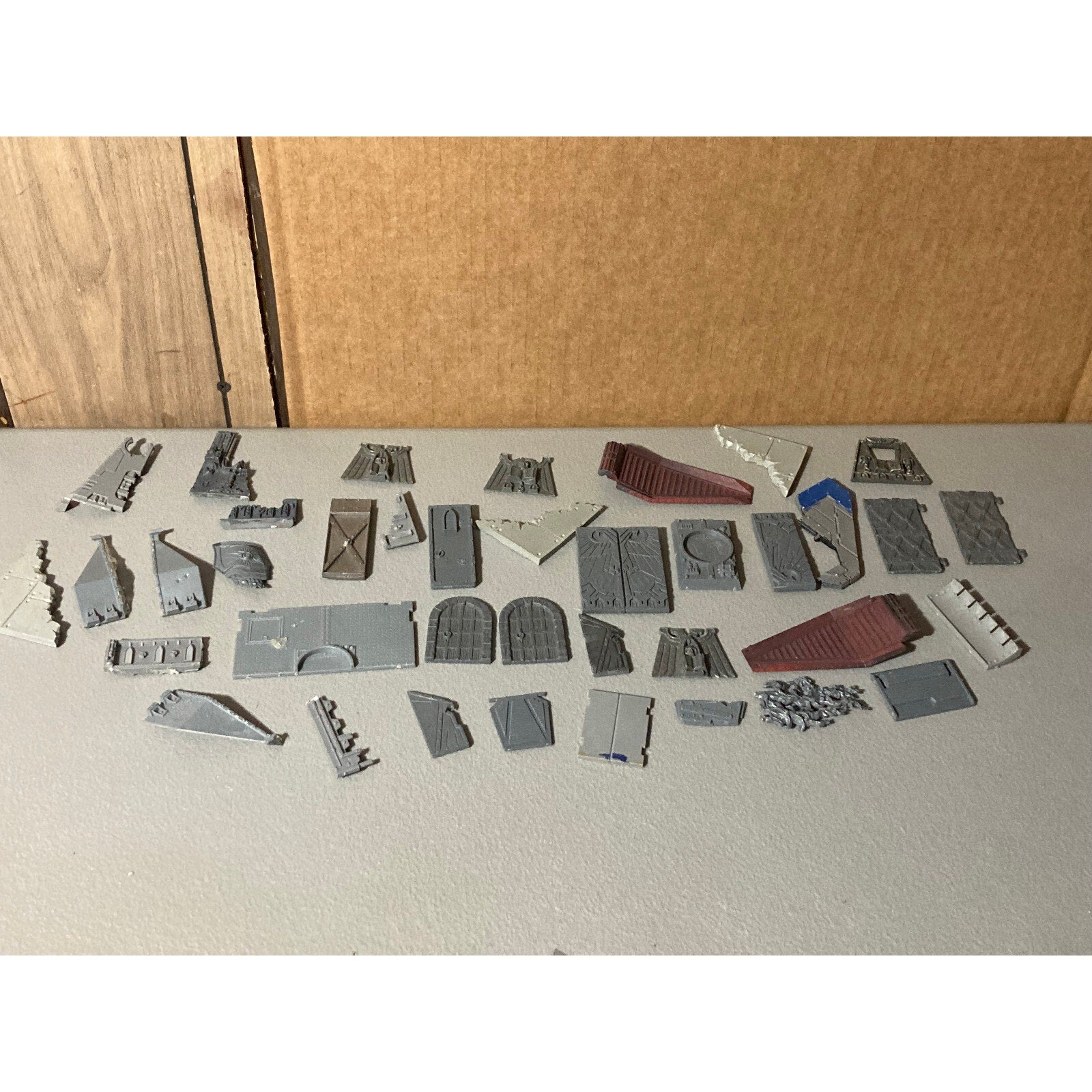 A19165 WARHAMMER 40K LARGE TERRAIN BITS LOT DOORS DROP POD SPACE MARINES TANK
