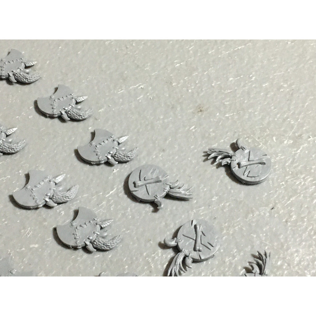 A22048 WARHAMMER FANTASY ORCS & GOBLINS BITS LOT WOLF RIDER SHIELDS GW