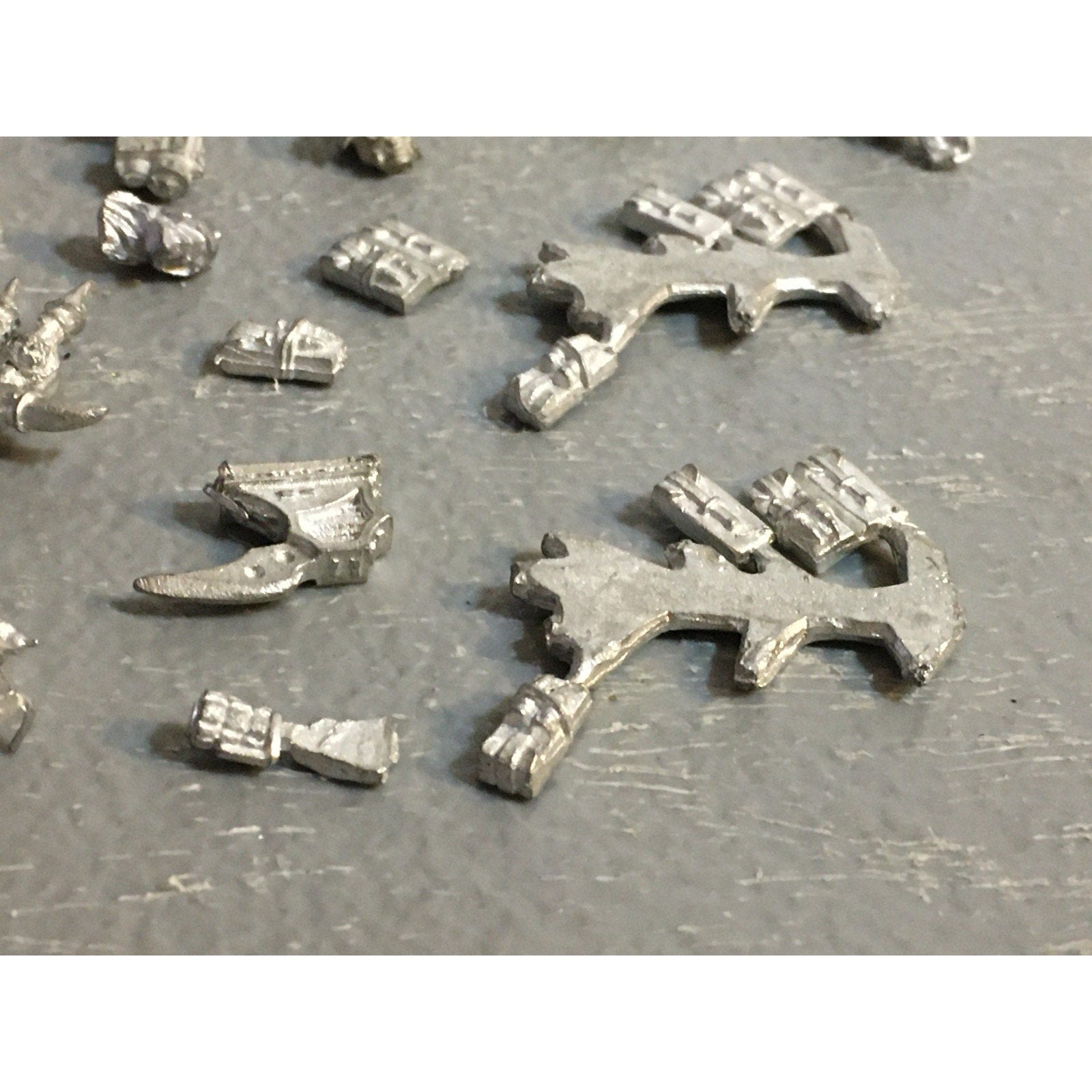 A32577 WARHAMMER 40K MIXED RANDOM BITS LOT ALL METAL POUCH HOLSTER GW