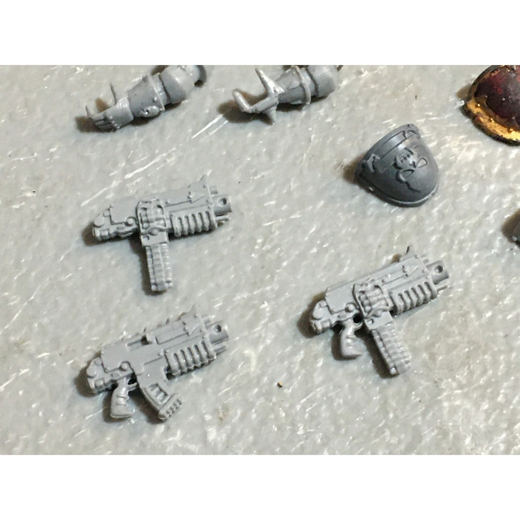 A22981 WARHAMMER 40K CHAOS SPACE MARINES BITS LOT MIXED SHOULDER TORSO ARM GW