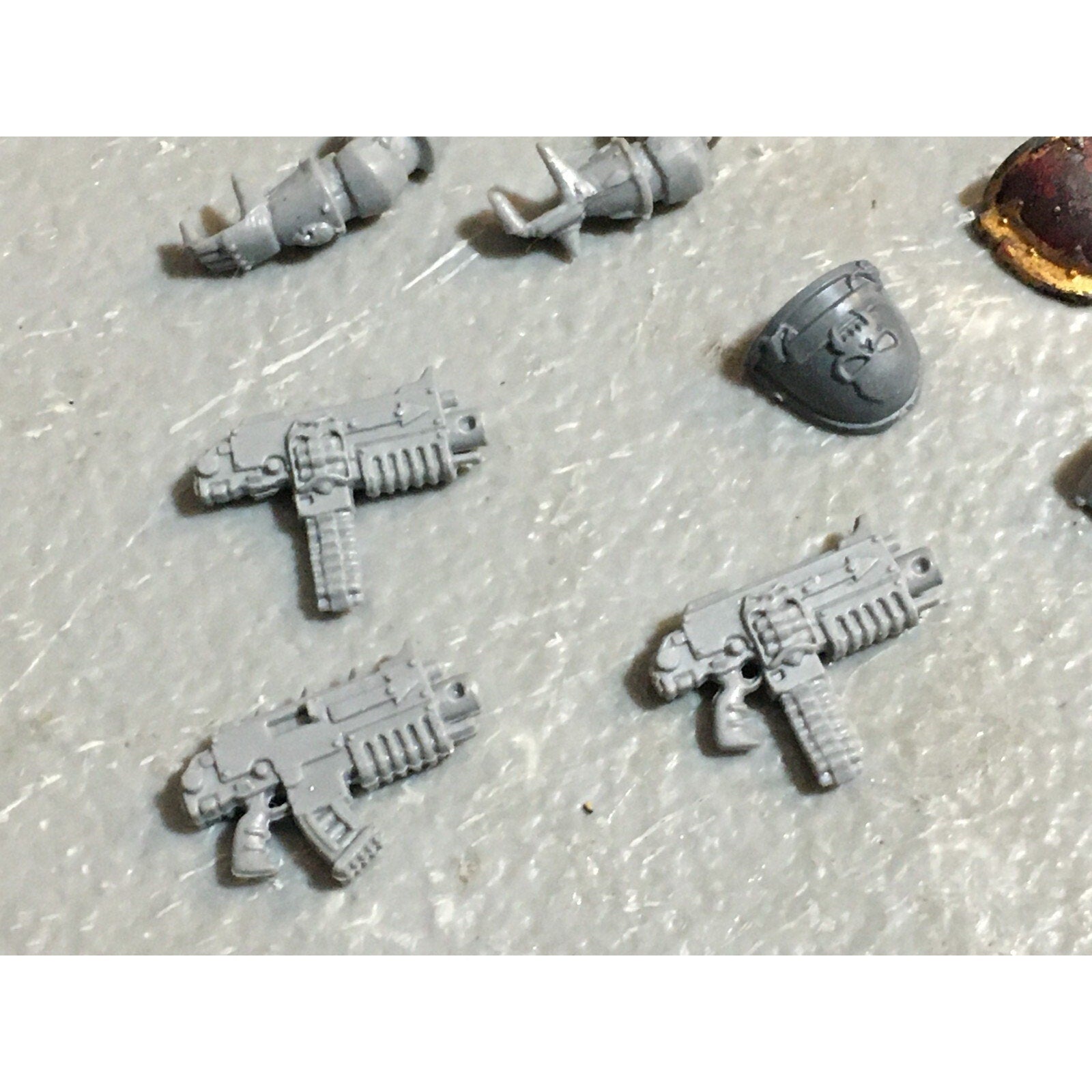 A22981 WARHAMMER 40K CHAOS SPACE MARINES BITS LOT MIXED SHOULDER TORSO ARM GW