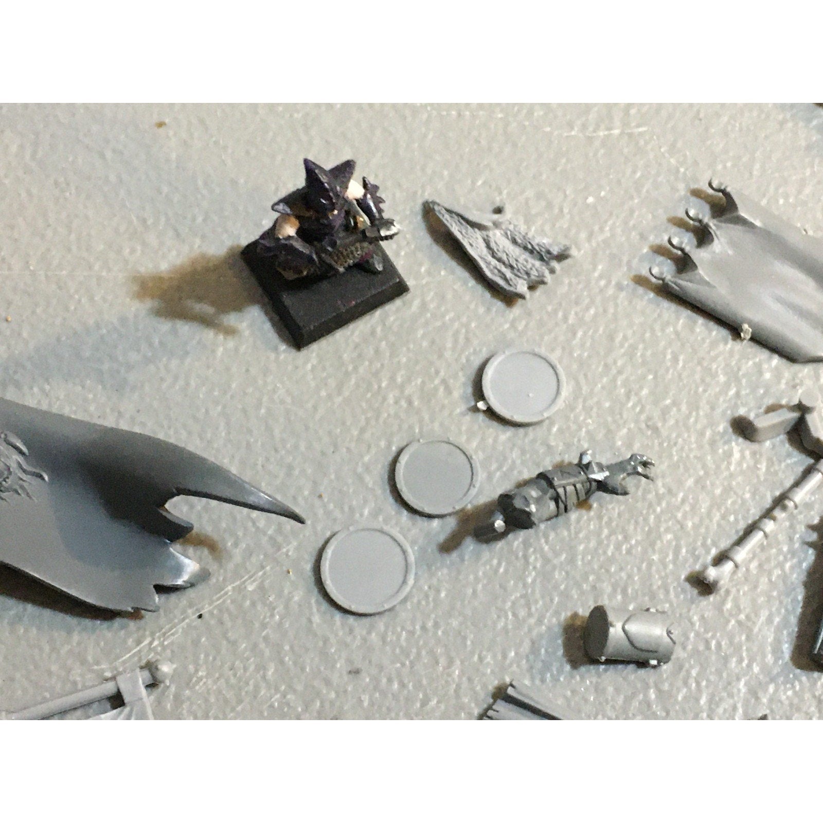 A29618 WARHAMMER FANTASY AOS MIXED BITS LOT BANNER SHIELD CLOAK GW