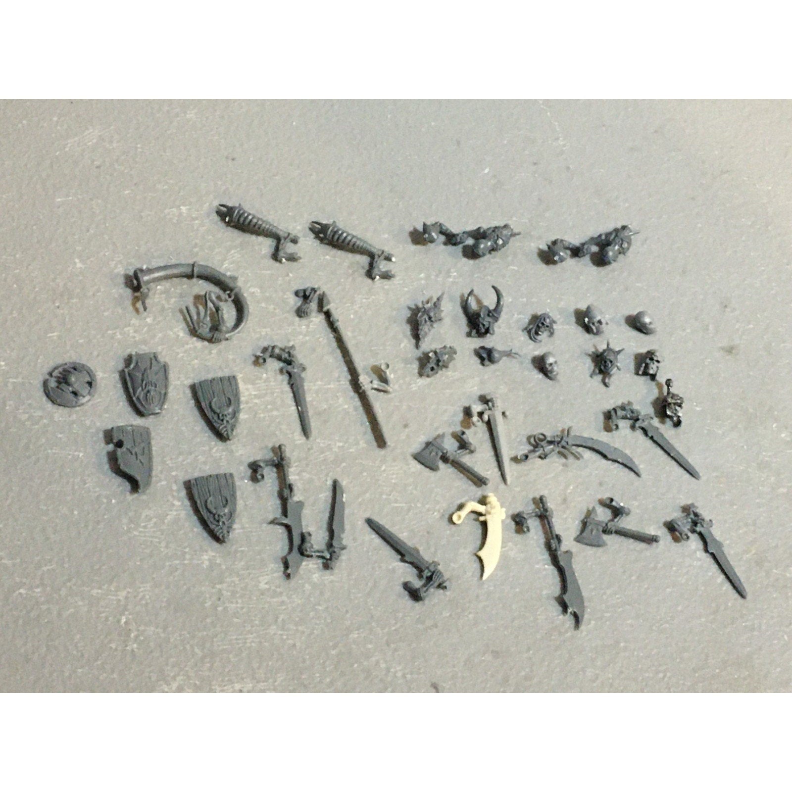 A28766 WARHAMMER FANTASY OLD WORLD VAMPIRE COUNTS BITS LOT SKELETON HEADS ARMS
