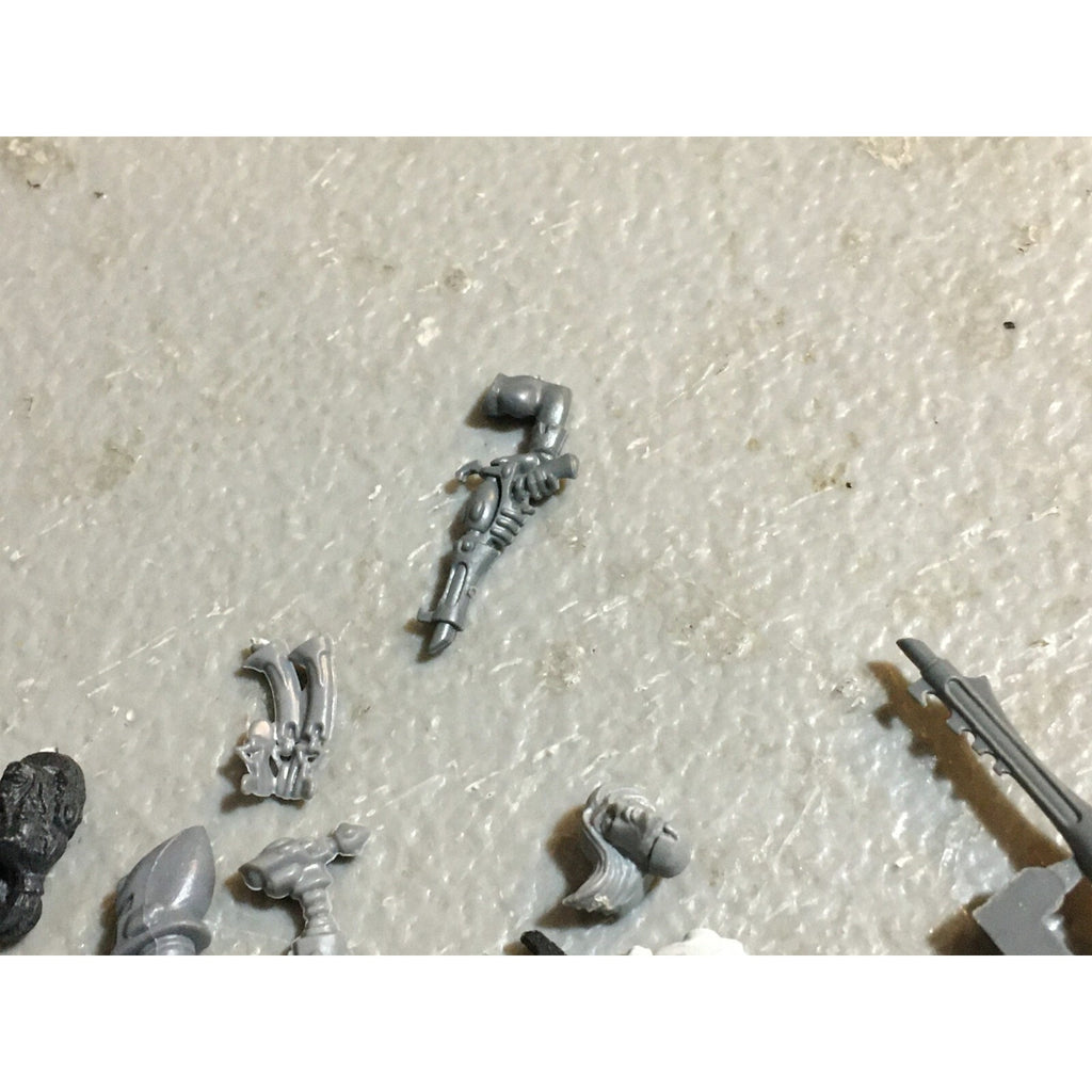 A23467 WARHAMMER 40K MIXED BITS LOT SPACE MARINES TAU ELDAR CHAOS GAMES WORKSHOP