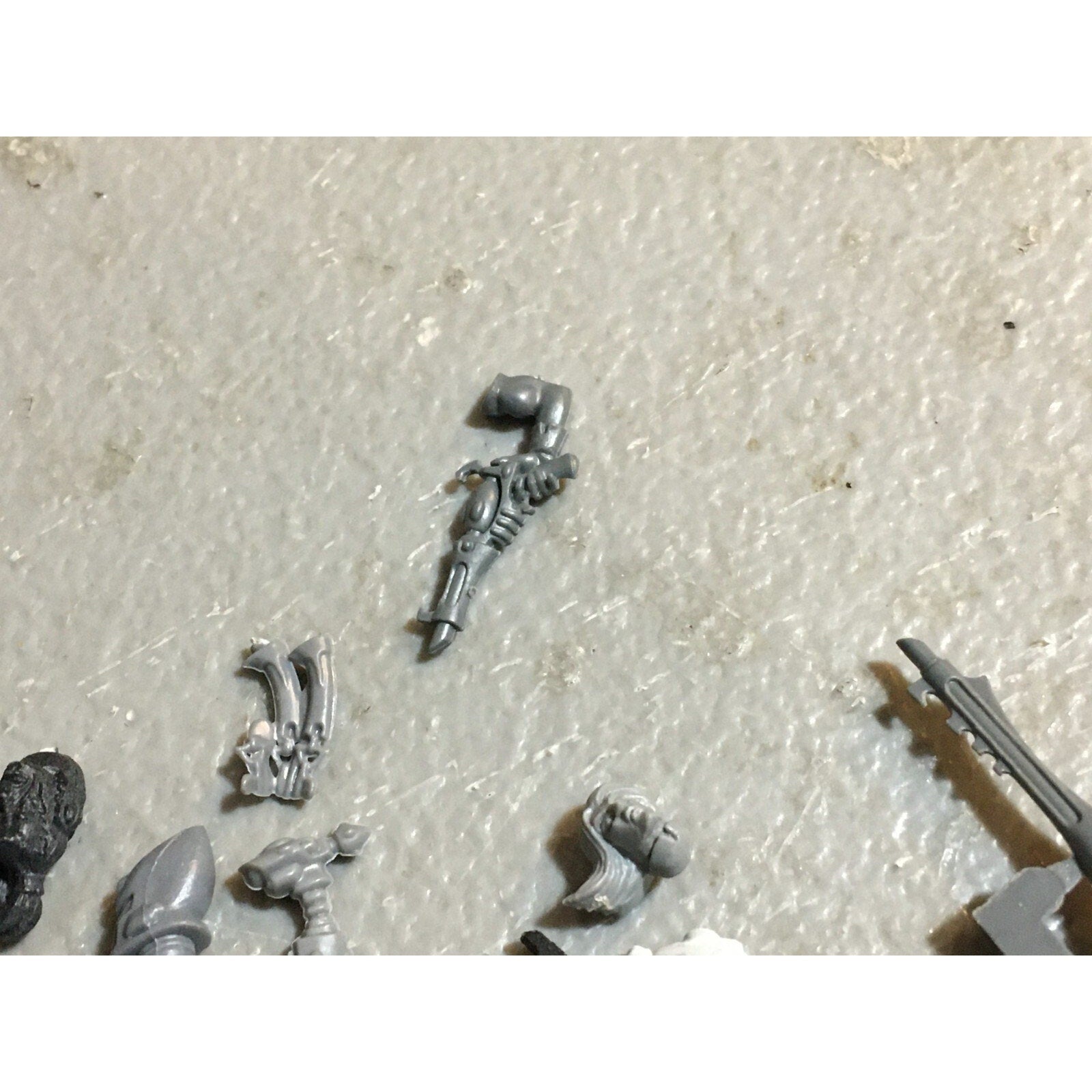 A23467 WARHAMMER 40K MIXED BITS LOT SPACE MARINES TAU ELDAR CHAOS GAMES WORKSHOP