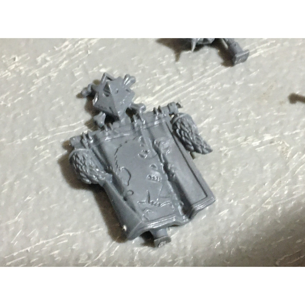 A22556 WARHAMMER 40K SPACE MARINES WOLVES BITS LOT BANNER ACCESSORY SHIELD GW