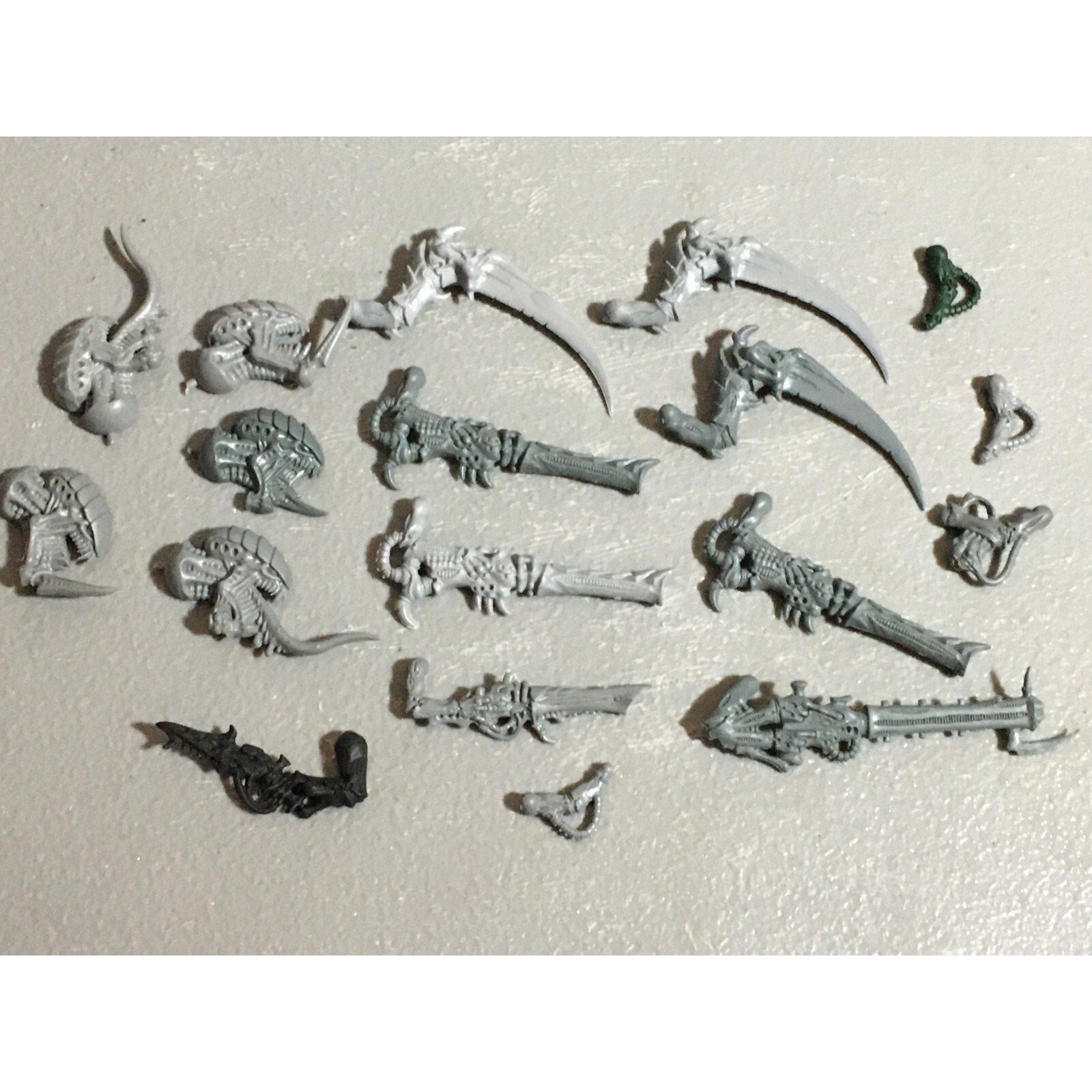 A22315 WARHAMMER 40K TYRANIDS BITS LOT MIXED GAMES WORKSHOP GW