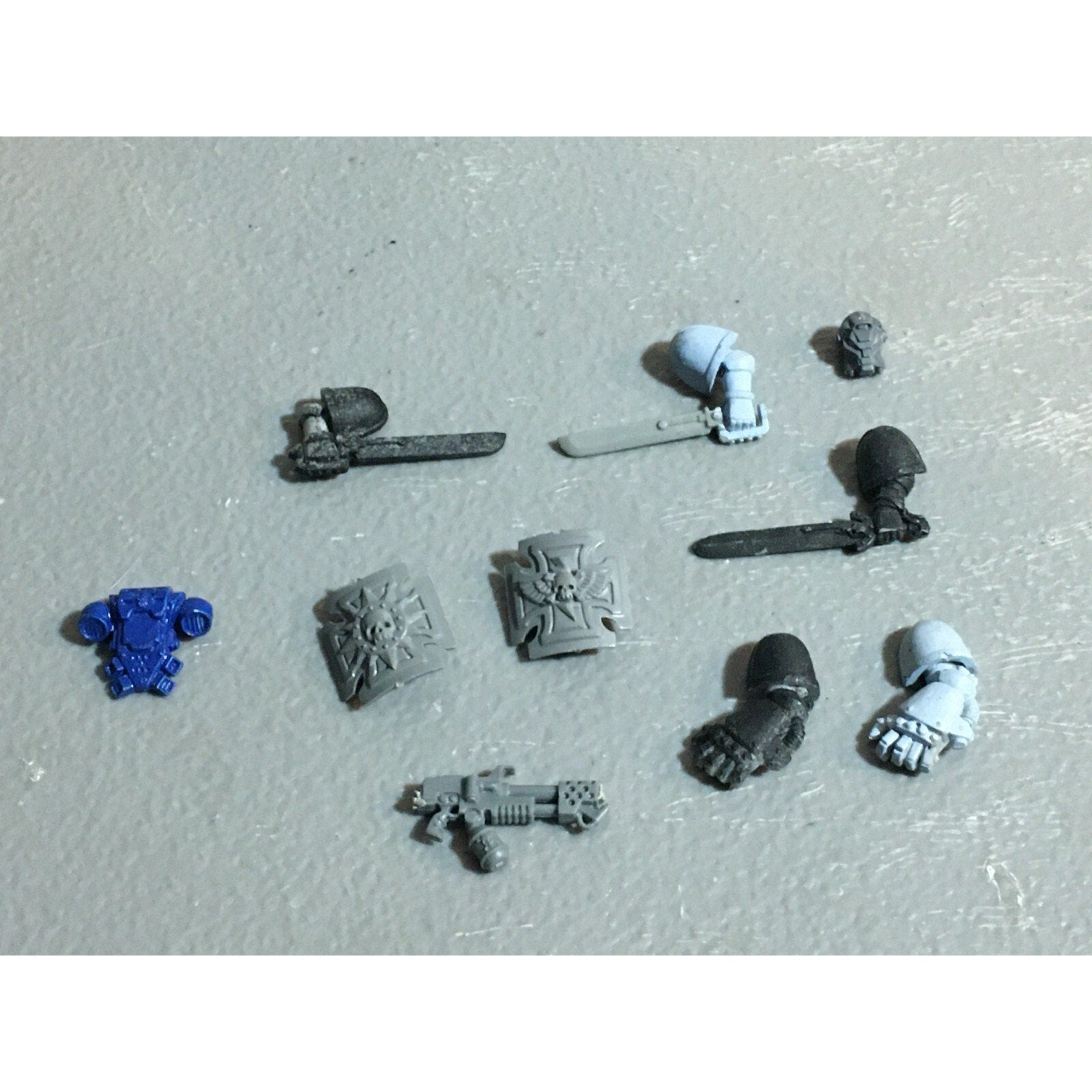 A22989 WARHAMMER 40K SPACE MARINES BITS LOT SWORDS FISTS POWER GW GAMES WORKSHOP