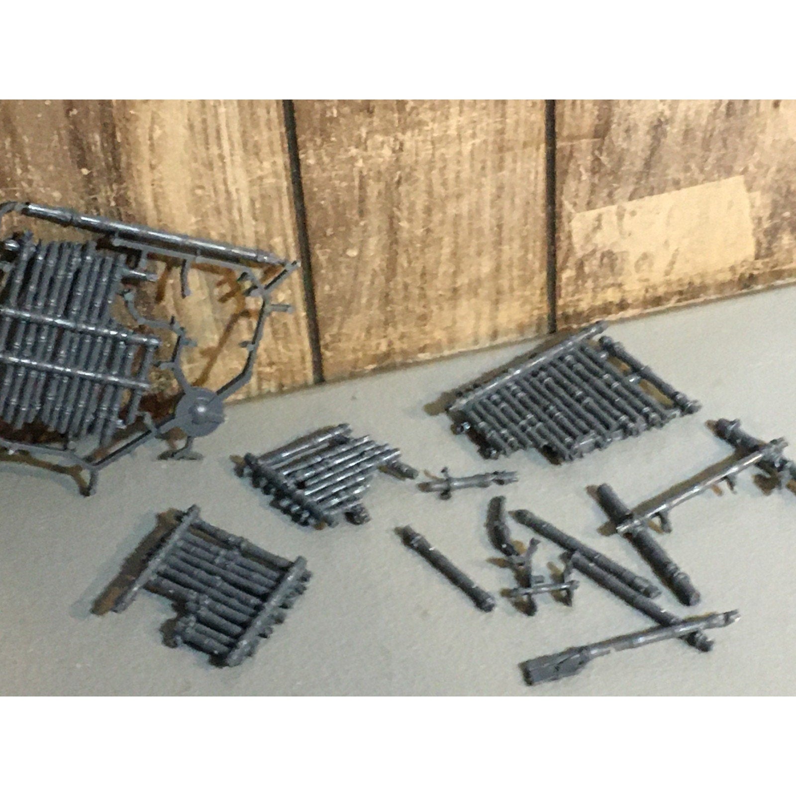 A32568 UNKNOWN MINIATURES PLASTIC BITS LOT FANTASY TERRAIN TREE BRIDGE PARTS GW