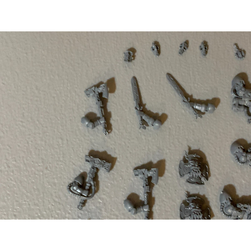 A23060 WARHAMMER 40K MARINES SPACE WOLVES HUGE BITS LOT HEADS ARMS HAMMERS GUNS