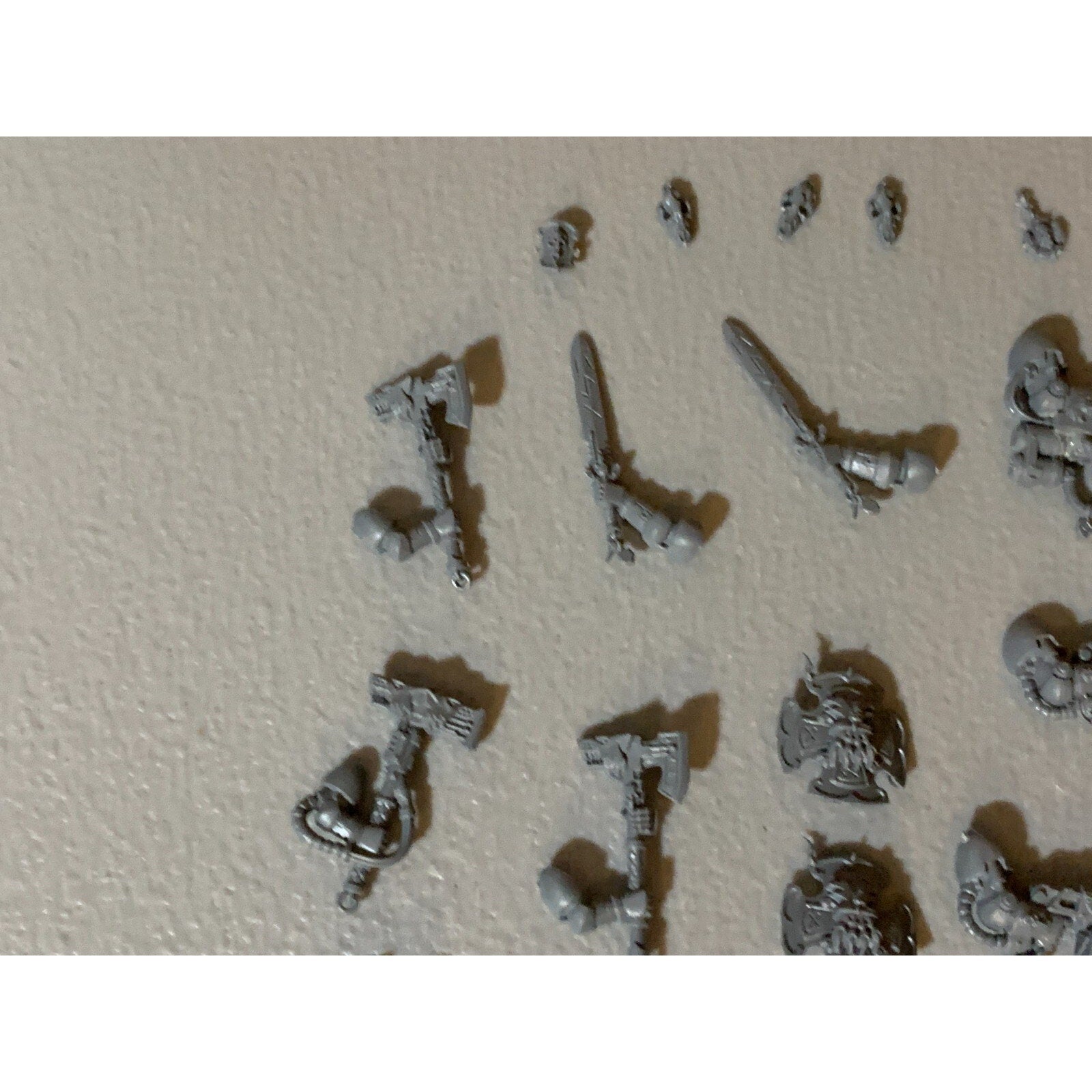 A23060 WARHAMMER 40K MARINES SPACE WOLVES HUGE BITS LOT HEADS ARMS HAMMERS GUNS